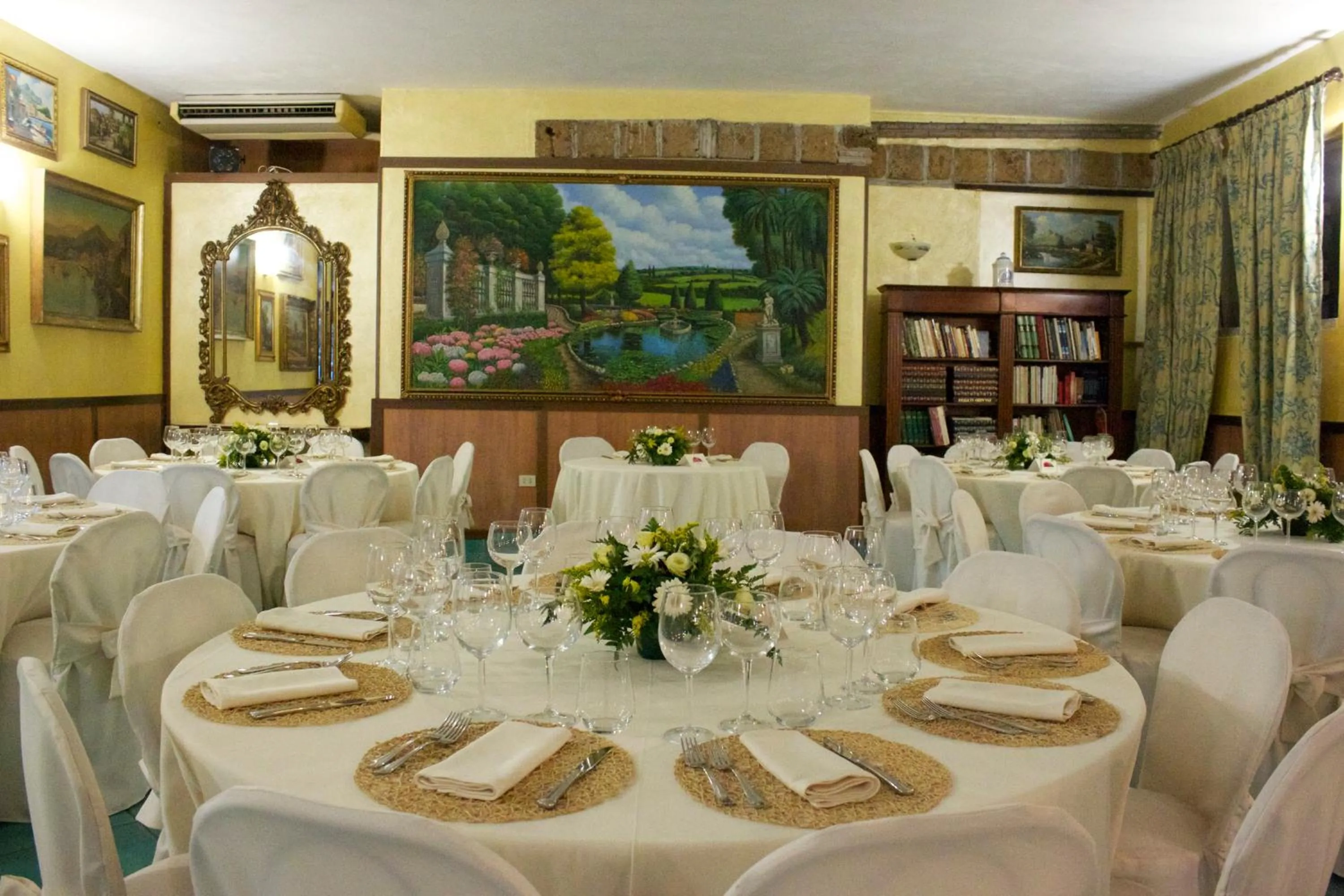 Restaurant/places to eat in Hotel Antico Residence Roma