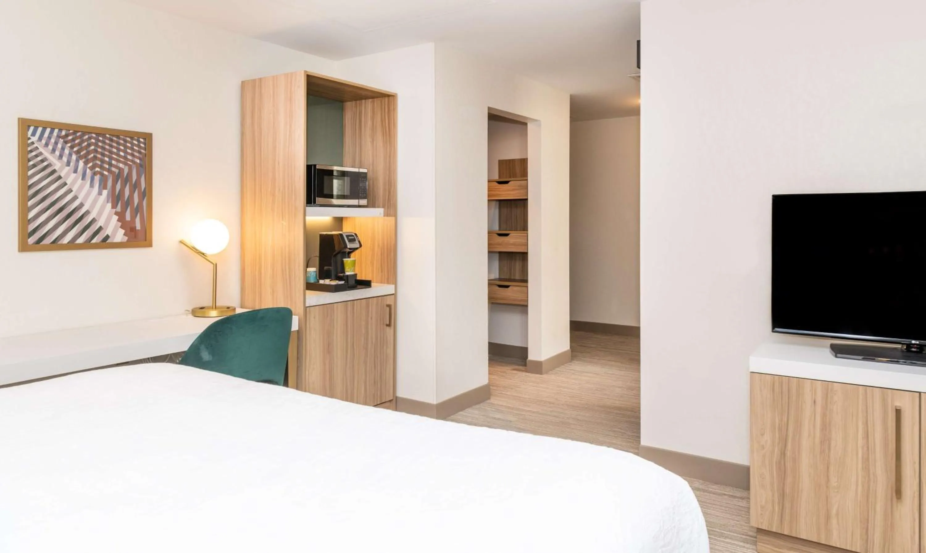 Bedroom, Bed in Hilton Garden Inn Flint Downtown