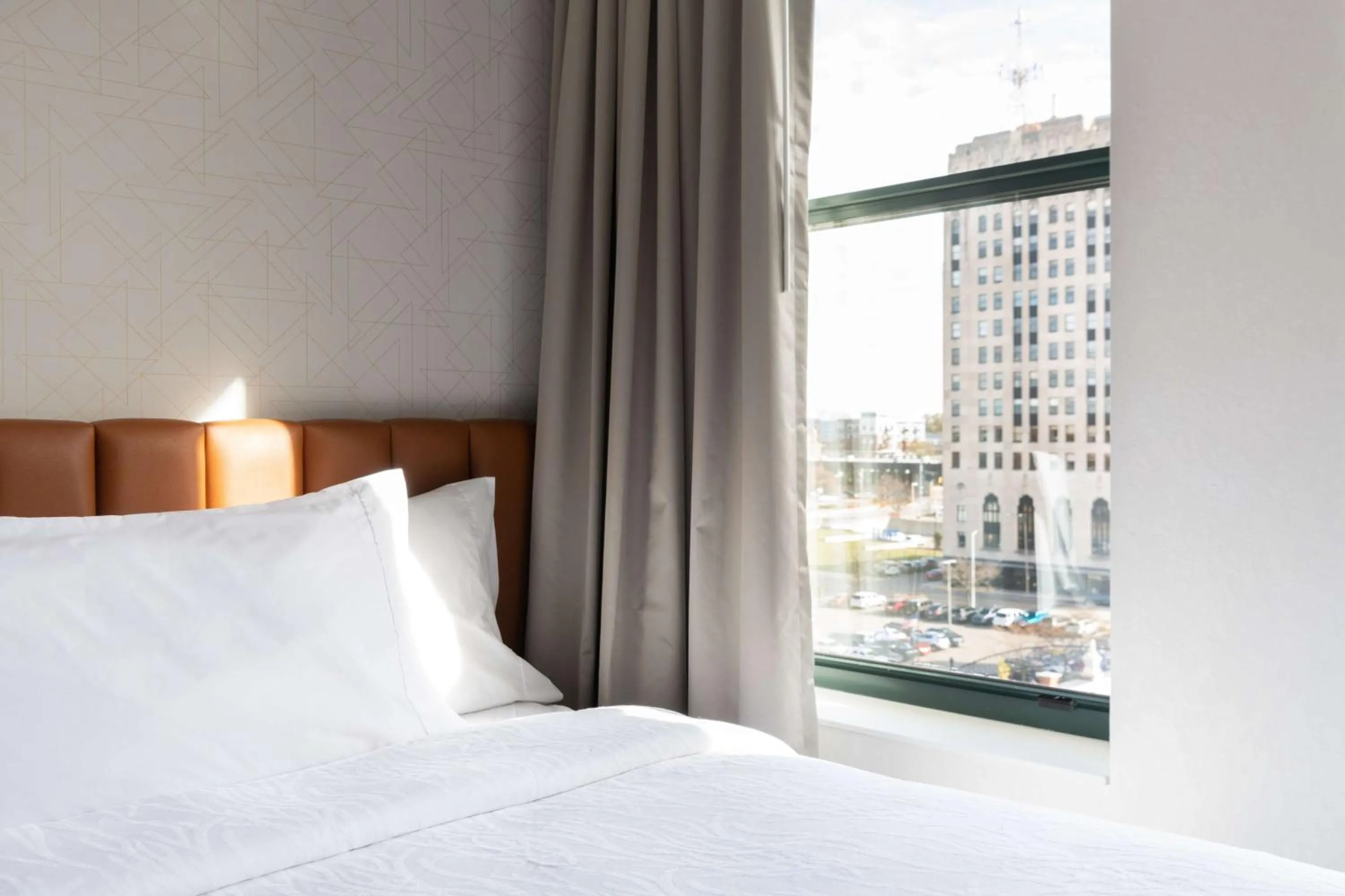 Bedroom, Bed in Hilton Garden Inn Flint Downtown