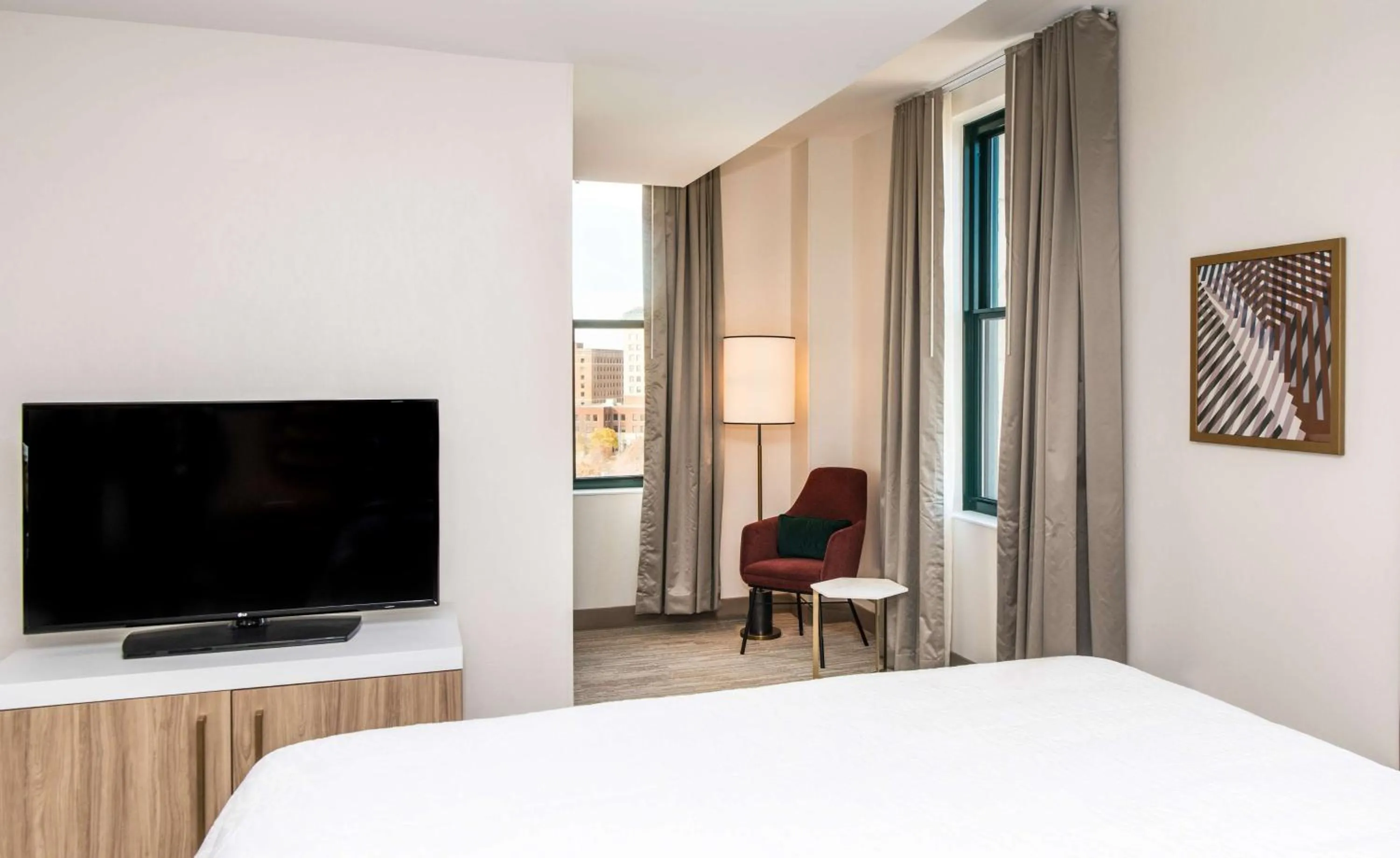 Bed in Hilton Garden Inn Flint Downtown