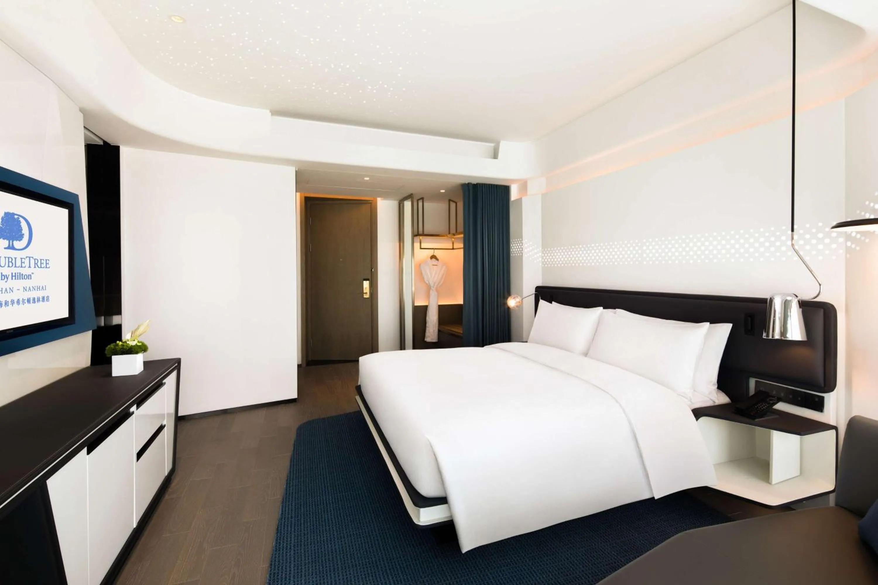 Bed in Doubletree by Hilton Foshan Nanhai- Close to Guangzhou Jiaokou Metro