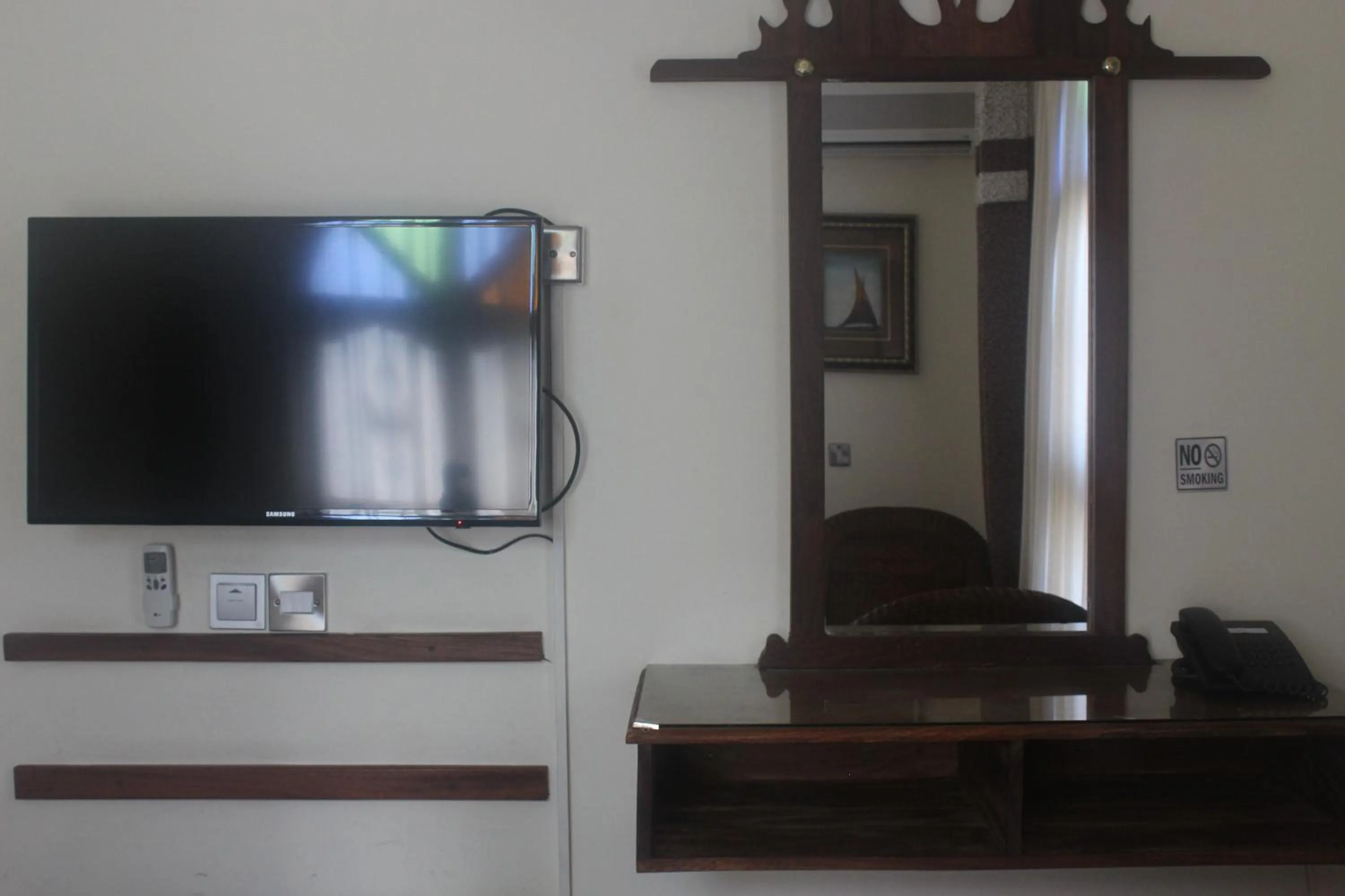TV and multimedia in Al-Minar Hotel