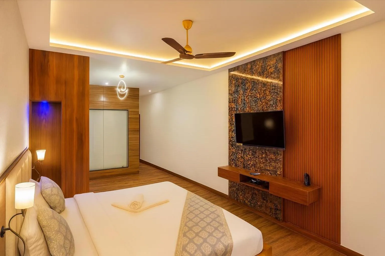 Communal lounge/ TV room, Bed in Hotel Zion Inn, Cantonment, Varanasi