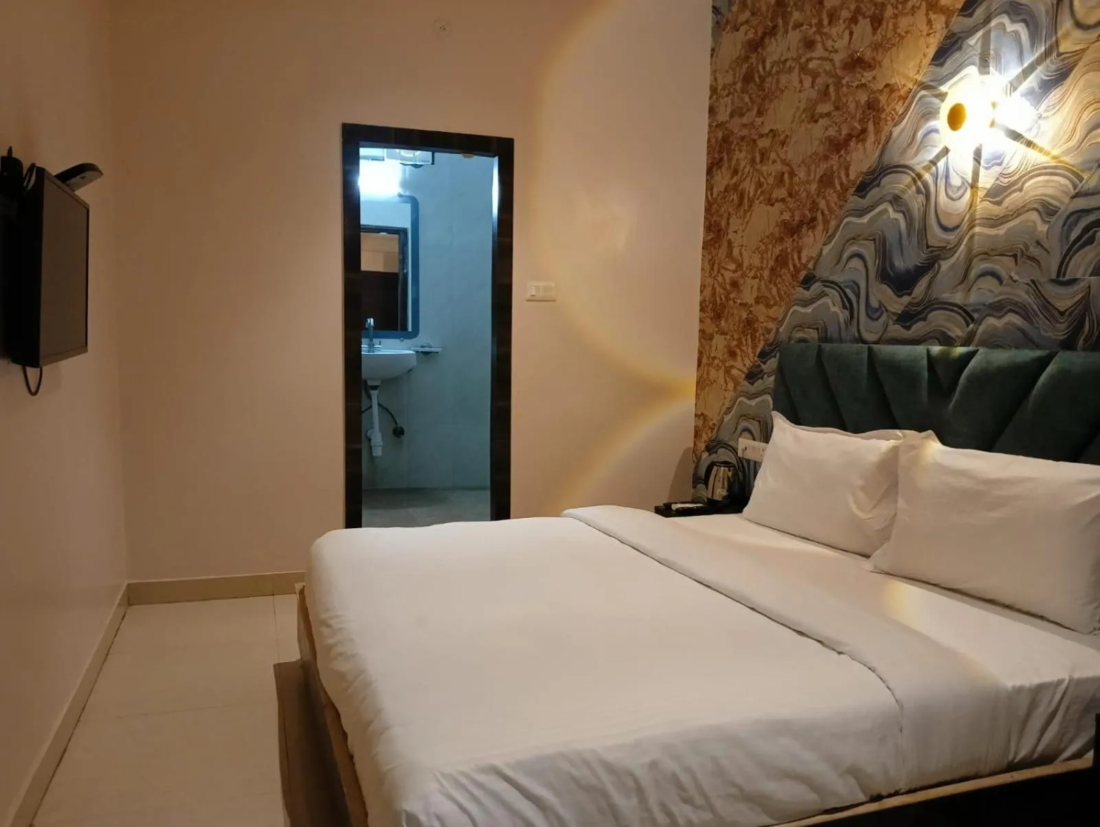 Bed in Hotel Zion Inn, Cantonment, Varanasi