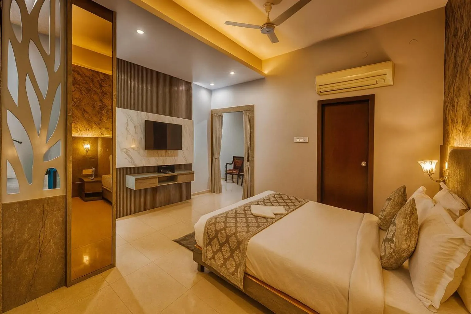 Communal lounge/ TV room, Bed in Hotel Zion Inn, Cantonment, Varanasi