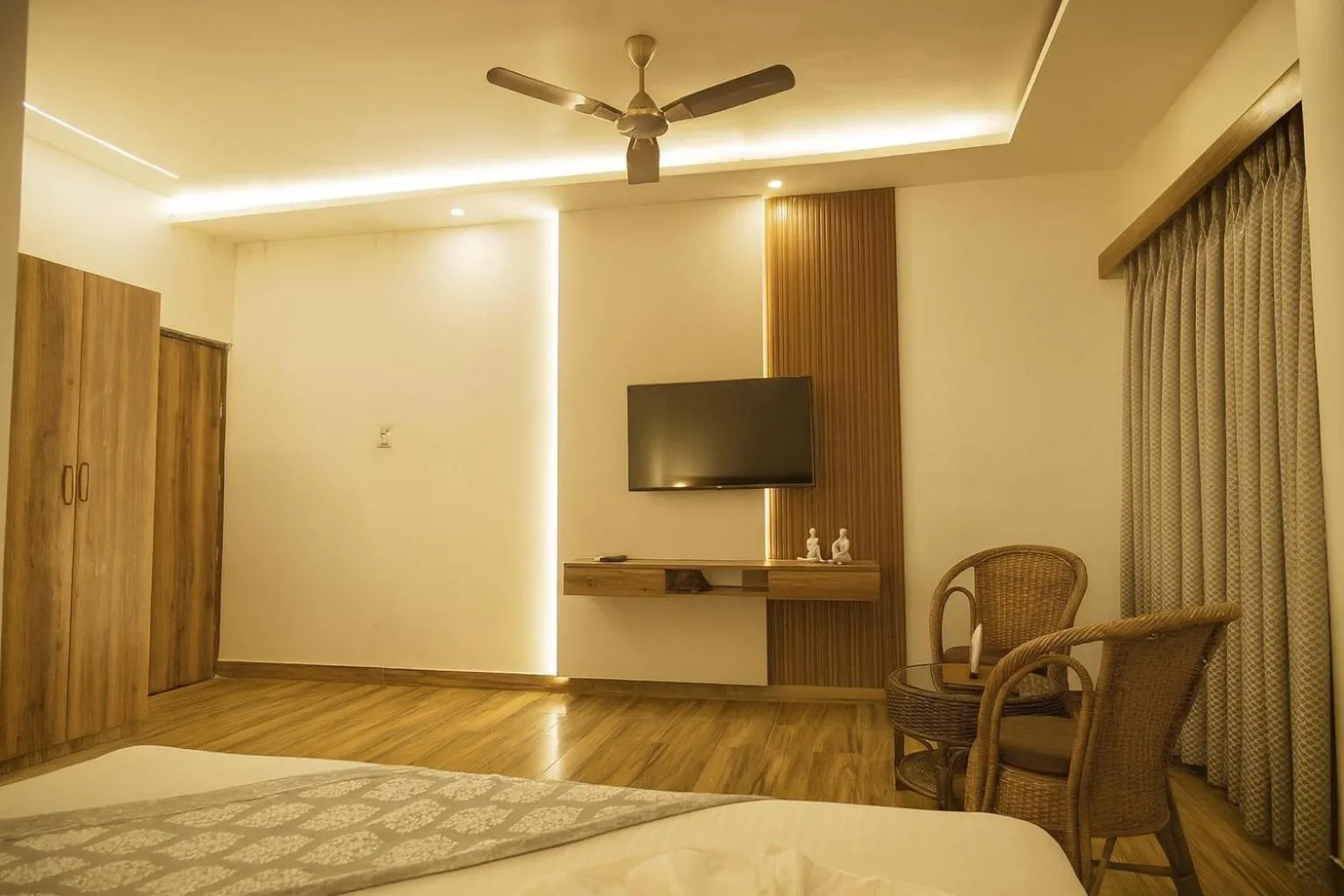 TV and multimedia, Bed in Hotel Zion Inn, Cantonment, Varanasi