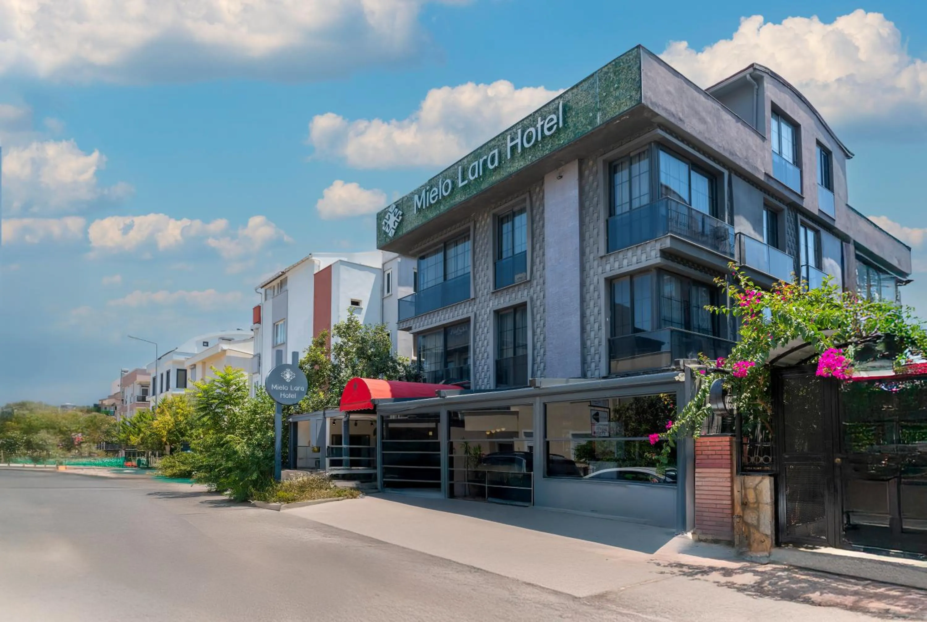Facade/entrance in Mielo Lara Hotel