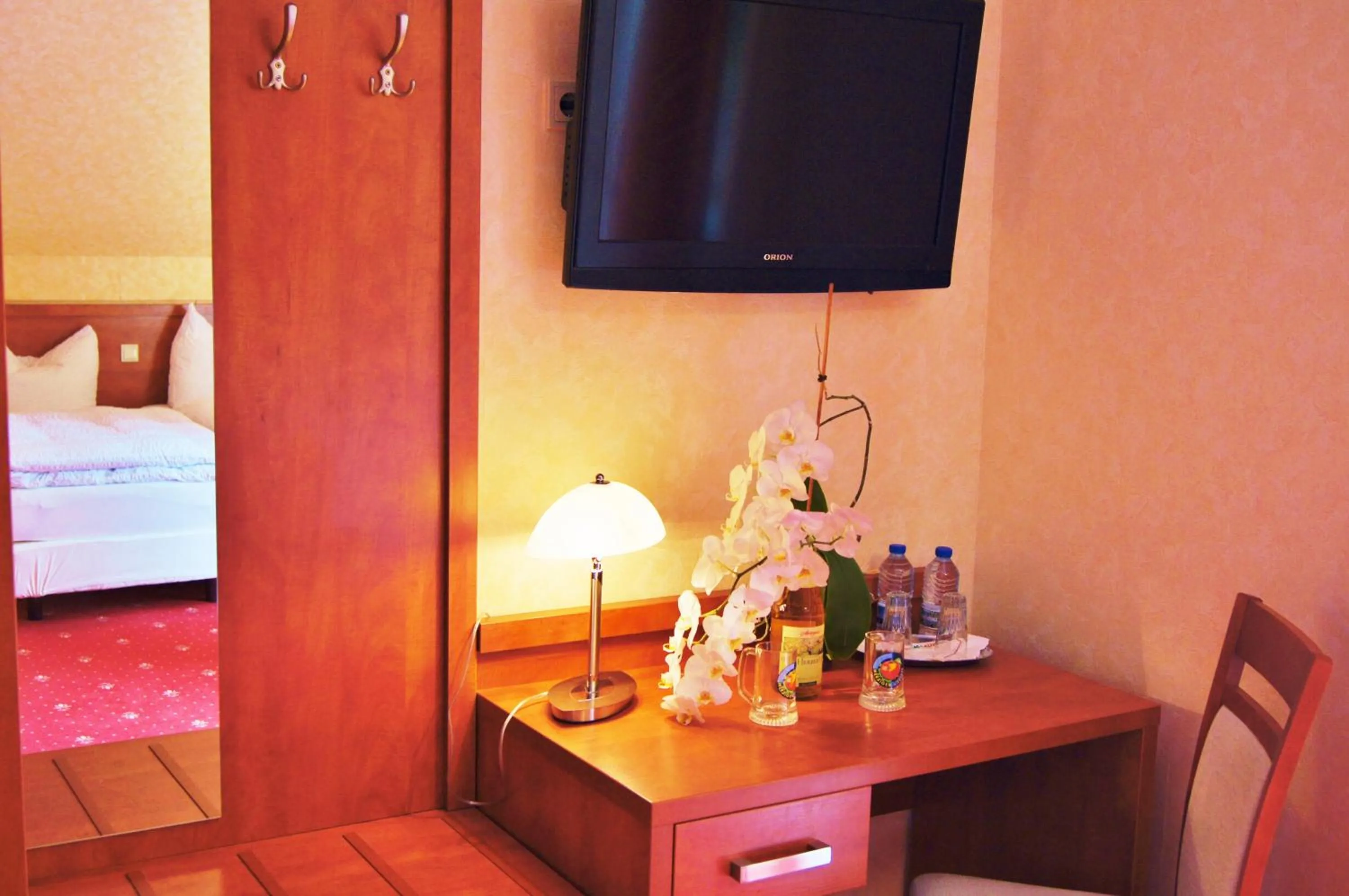 TV and multimedia, Bed in Hotel-Restaurant Laux