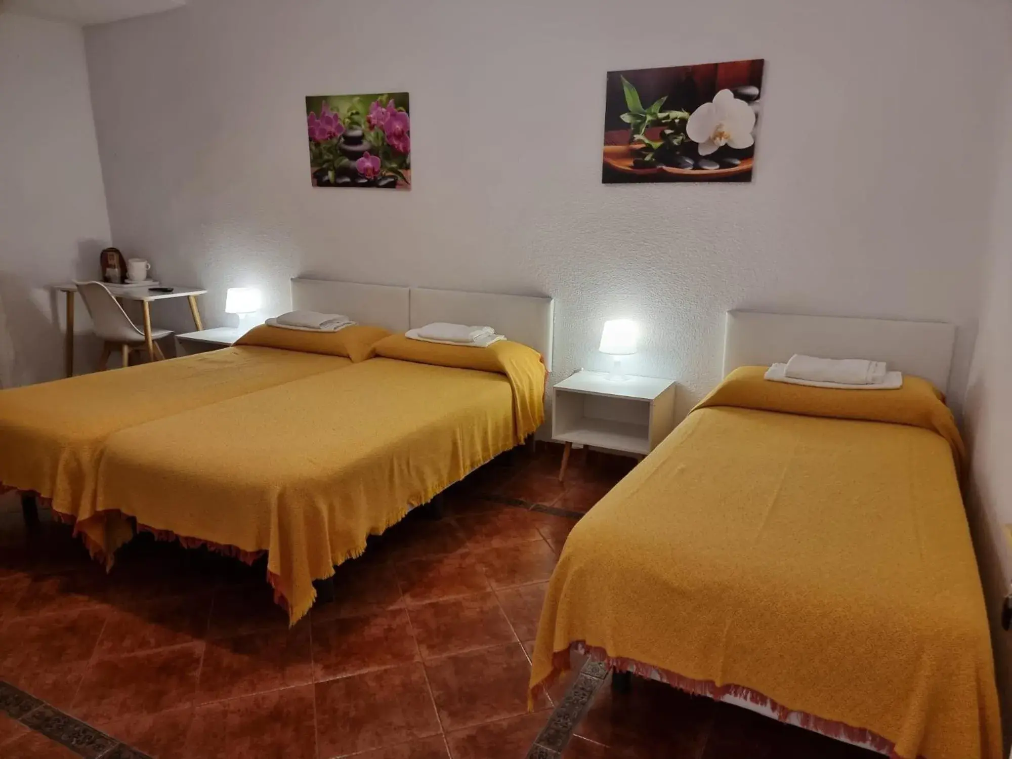 Basic Triple Room with Shared Bathroom in Casa de Huéspedes Cuenca Basic Triple Room with Shared Bathroom in Casa de Huéspedes Cuenca