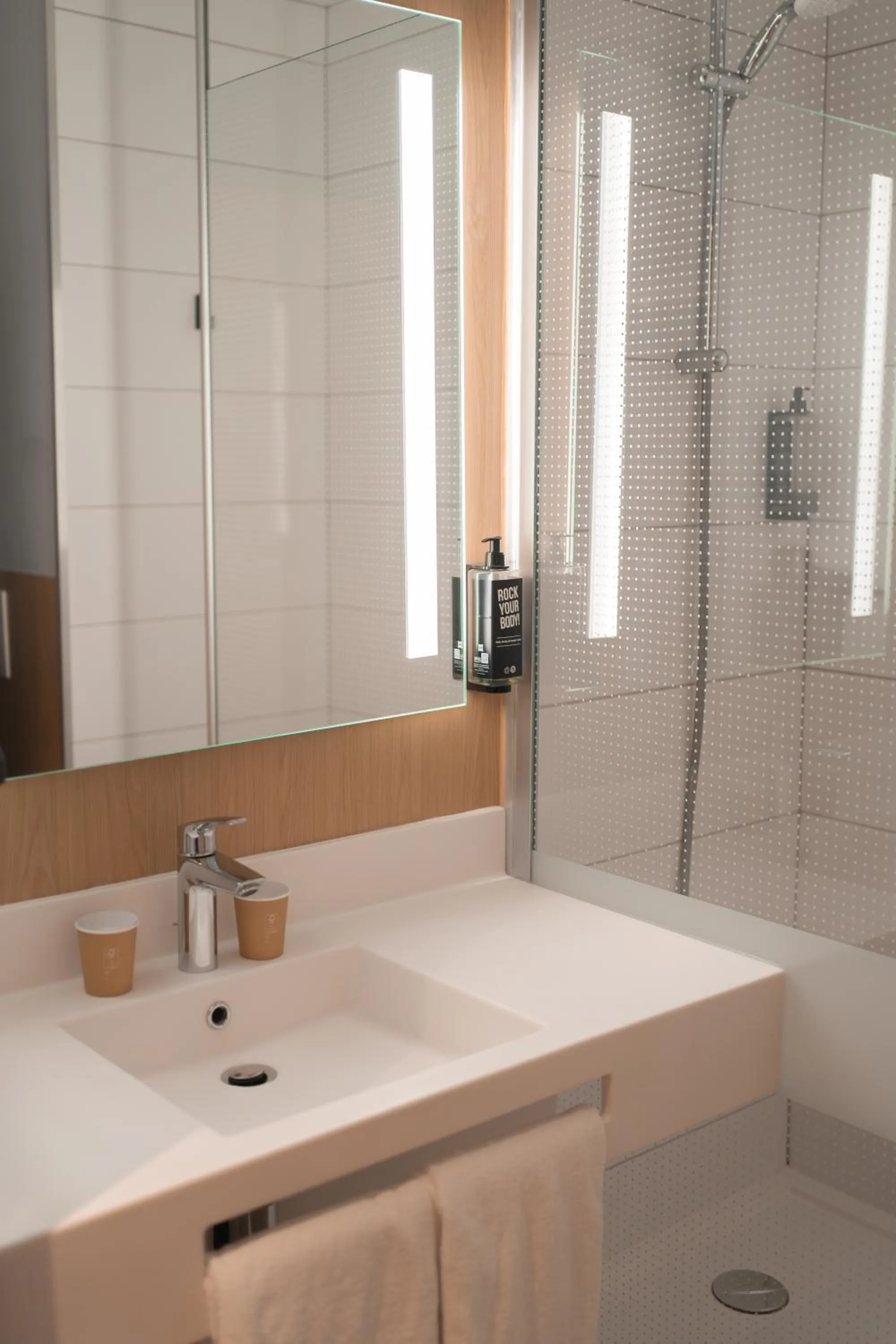 Bathroom in ibis Beziers Est Mediterranee A9/A75