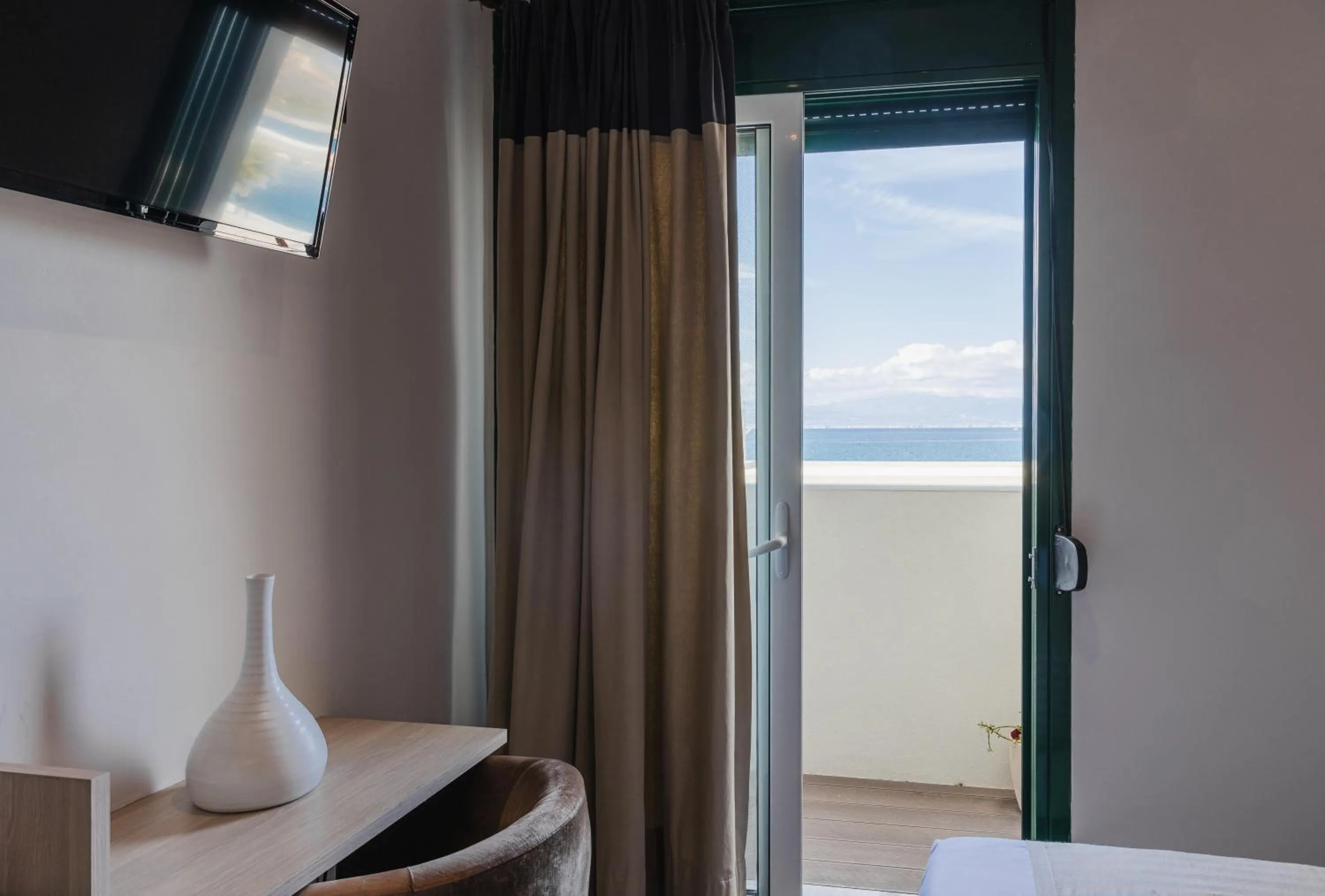 Sea view, Bed in Plaza Hotel