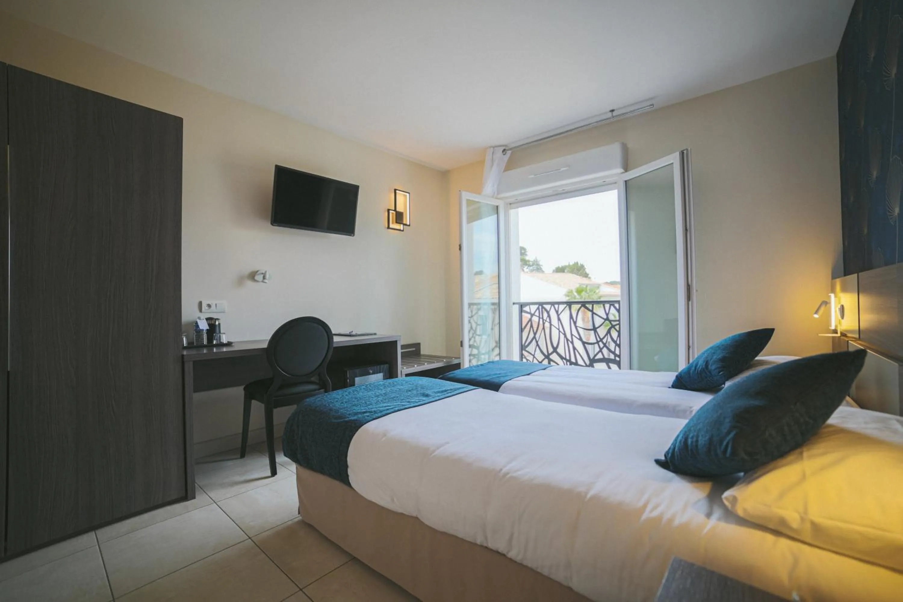 Toilet, Bed in Holidays & Work HOTEL