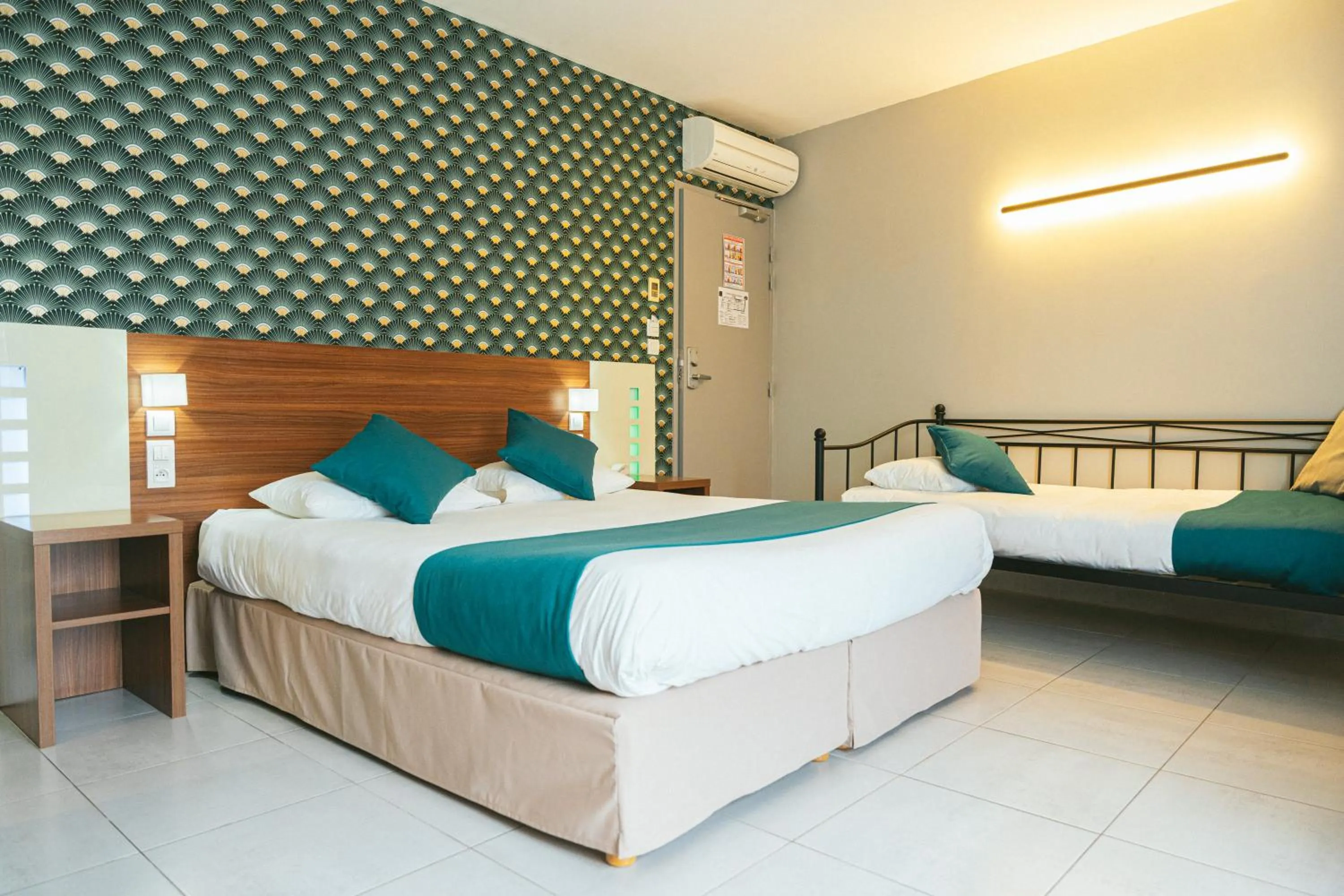 Shower, Bed in Holidays & Work HOTEL