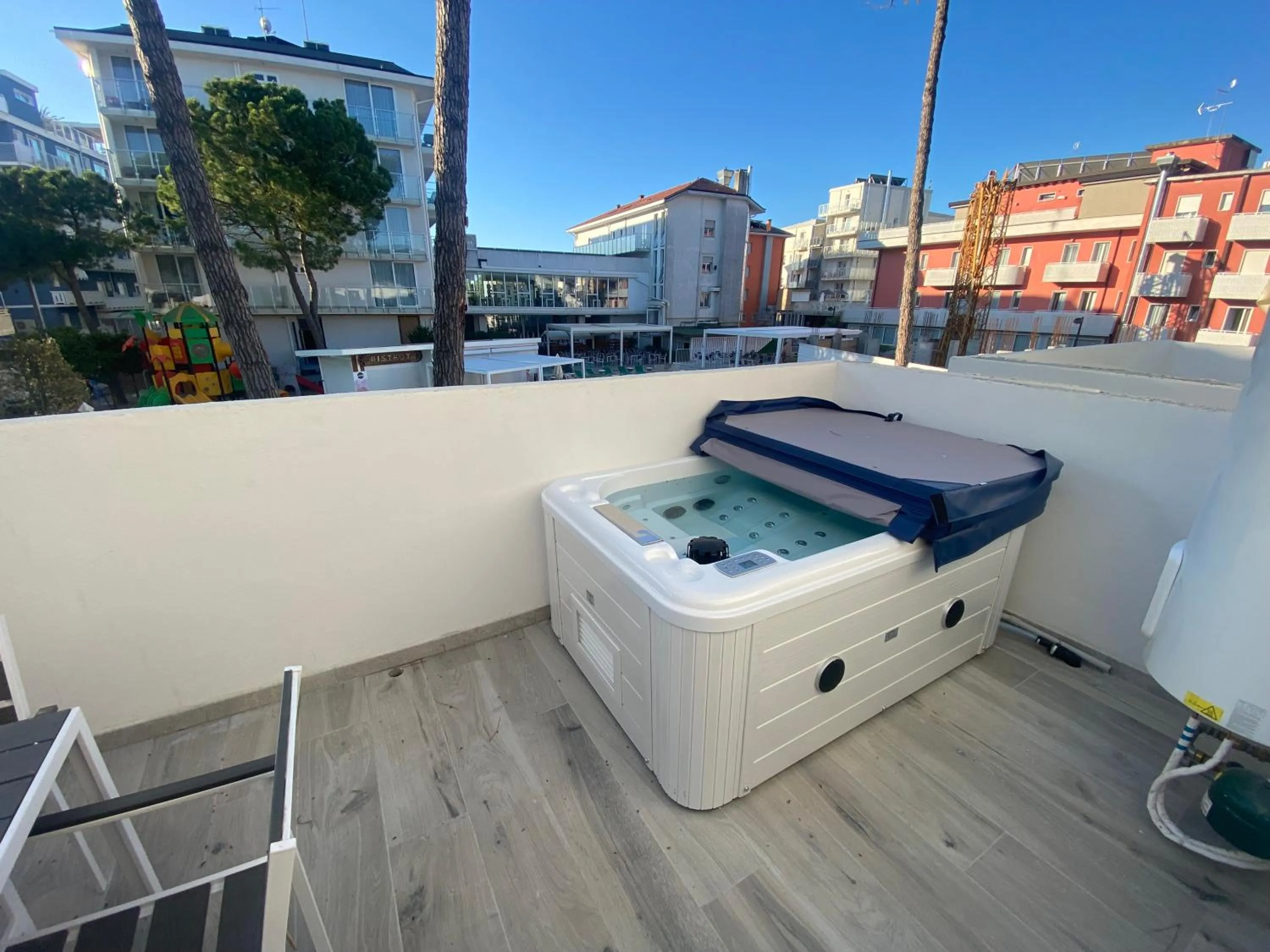 Hot Tub in Marina Suites & Apartments 4 stelle S