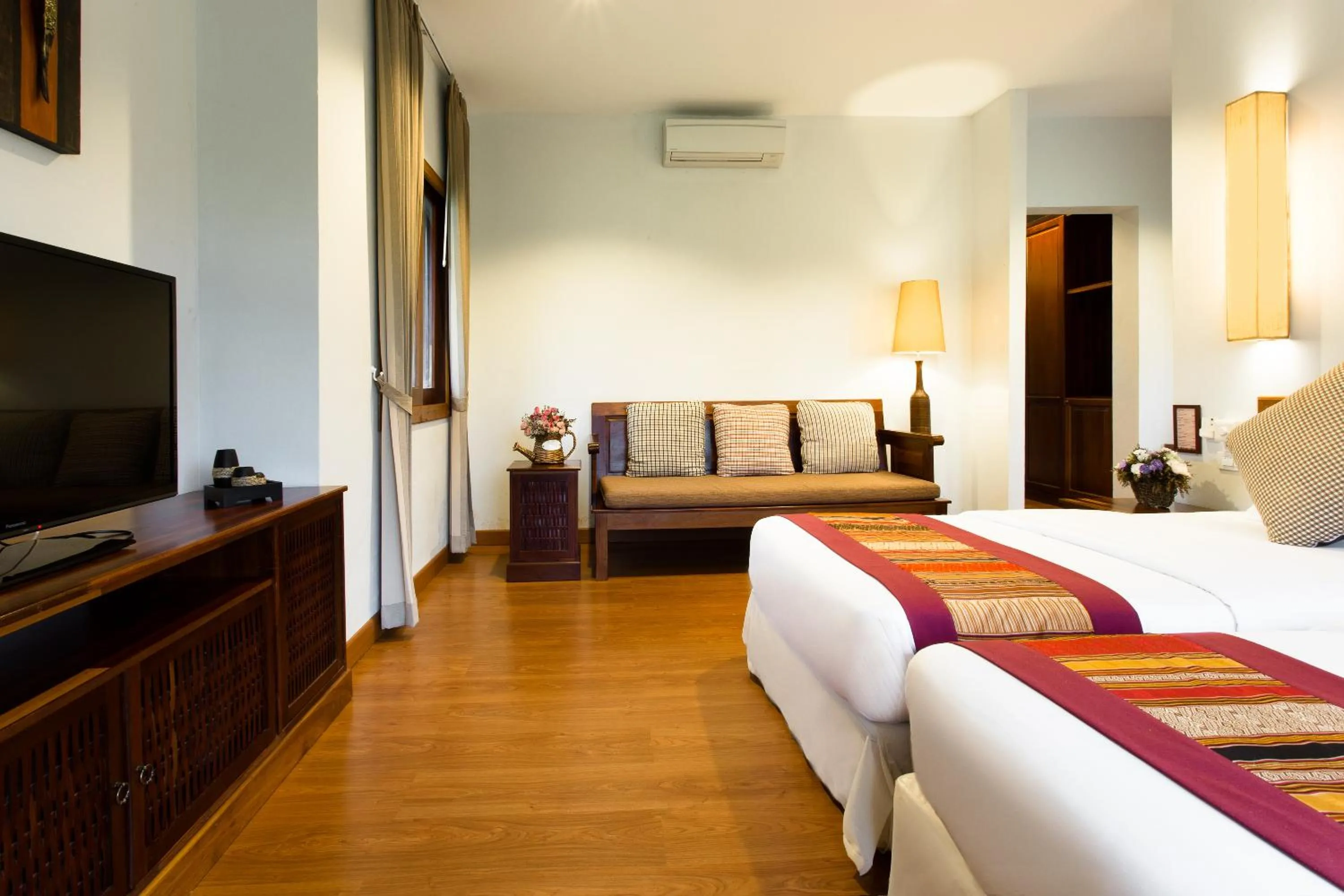 Photo of the whole room, Bed in Sabaidee Valley