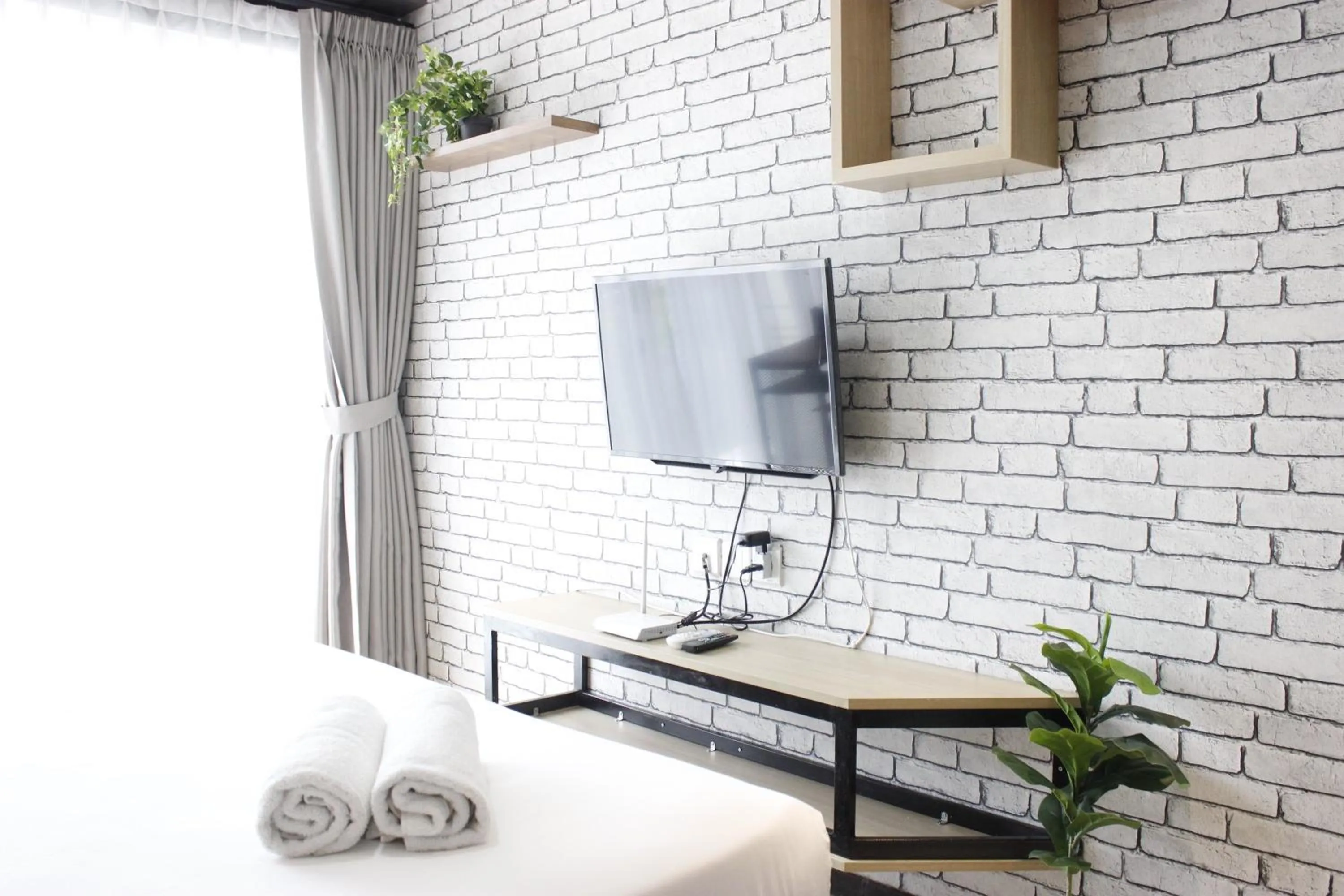 TV and multimedia, Bed in Artistic & Scenic Studio at Gateway Pasteur near Cimahi By Travelio