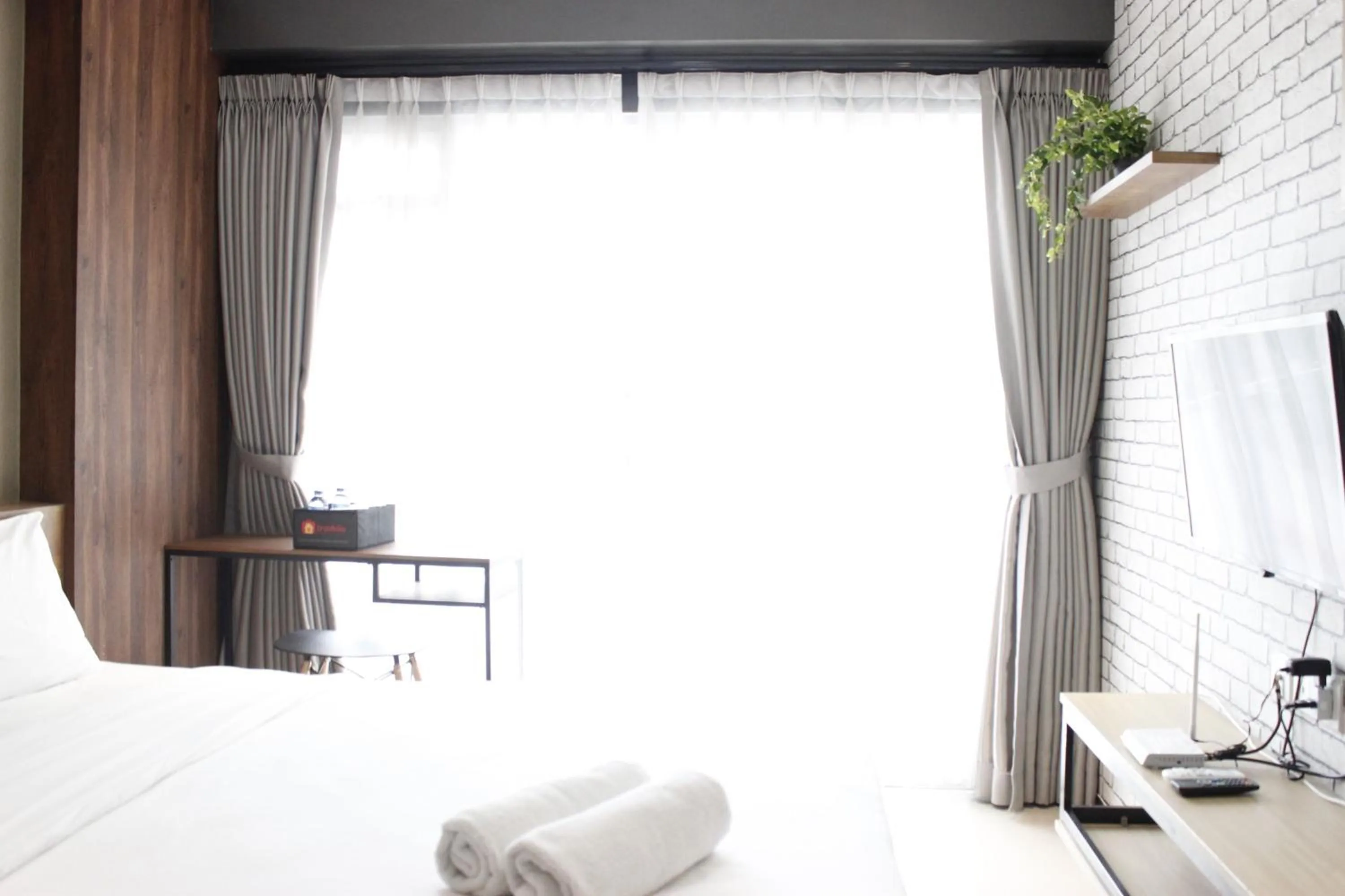 Bed in Artistic & Scenic Studio at Gateway Pasteur near Cimahi By Travelio