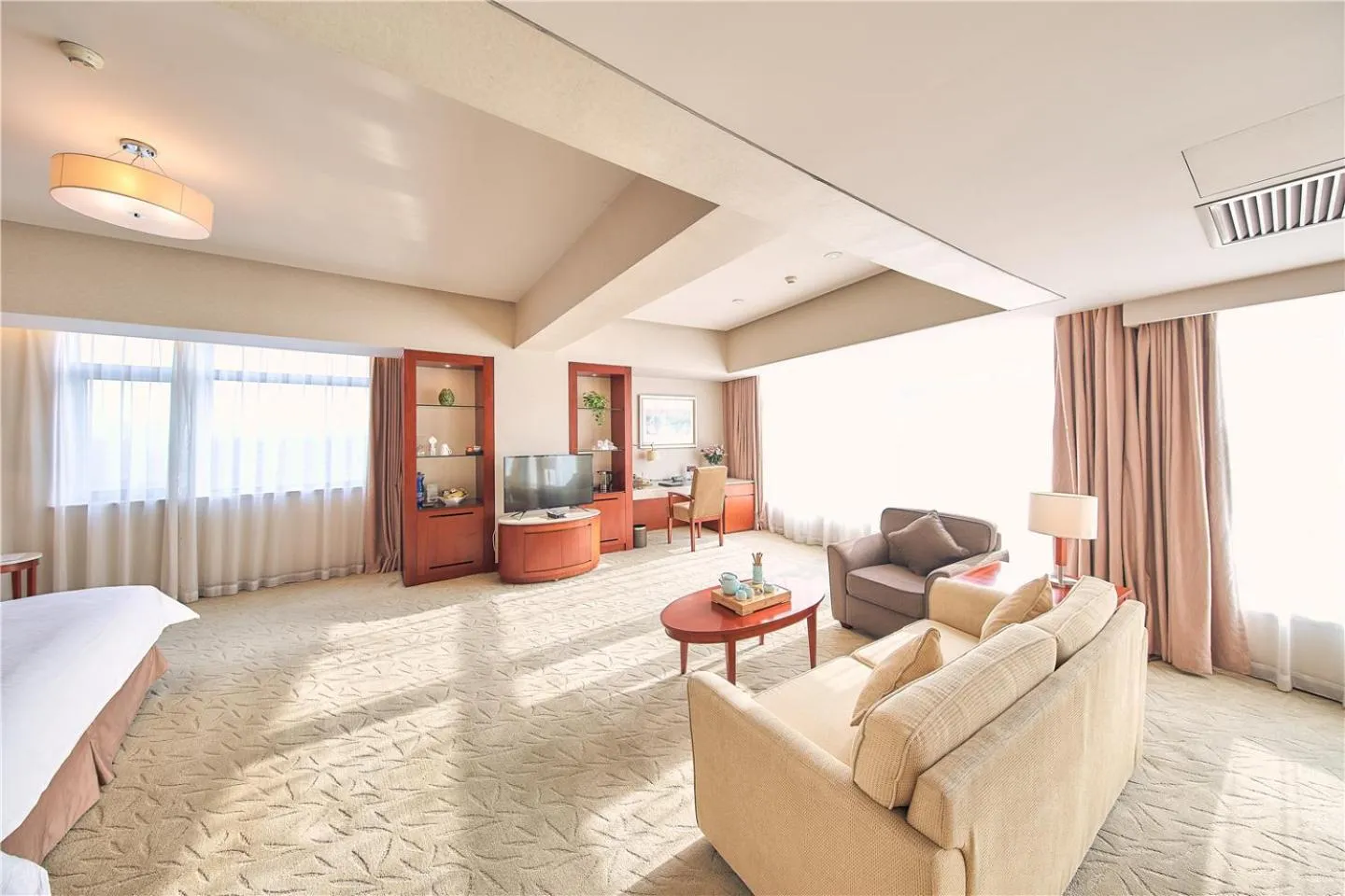 Living room, Bed in Parkview Hotel