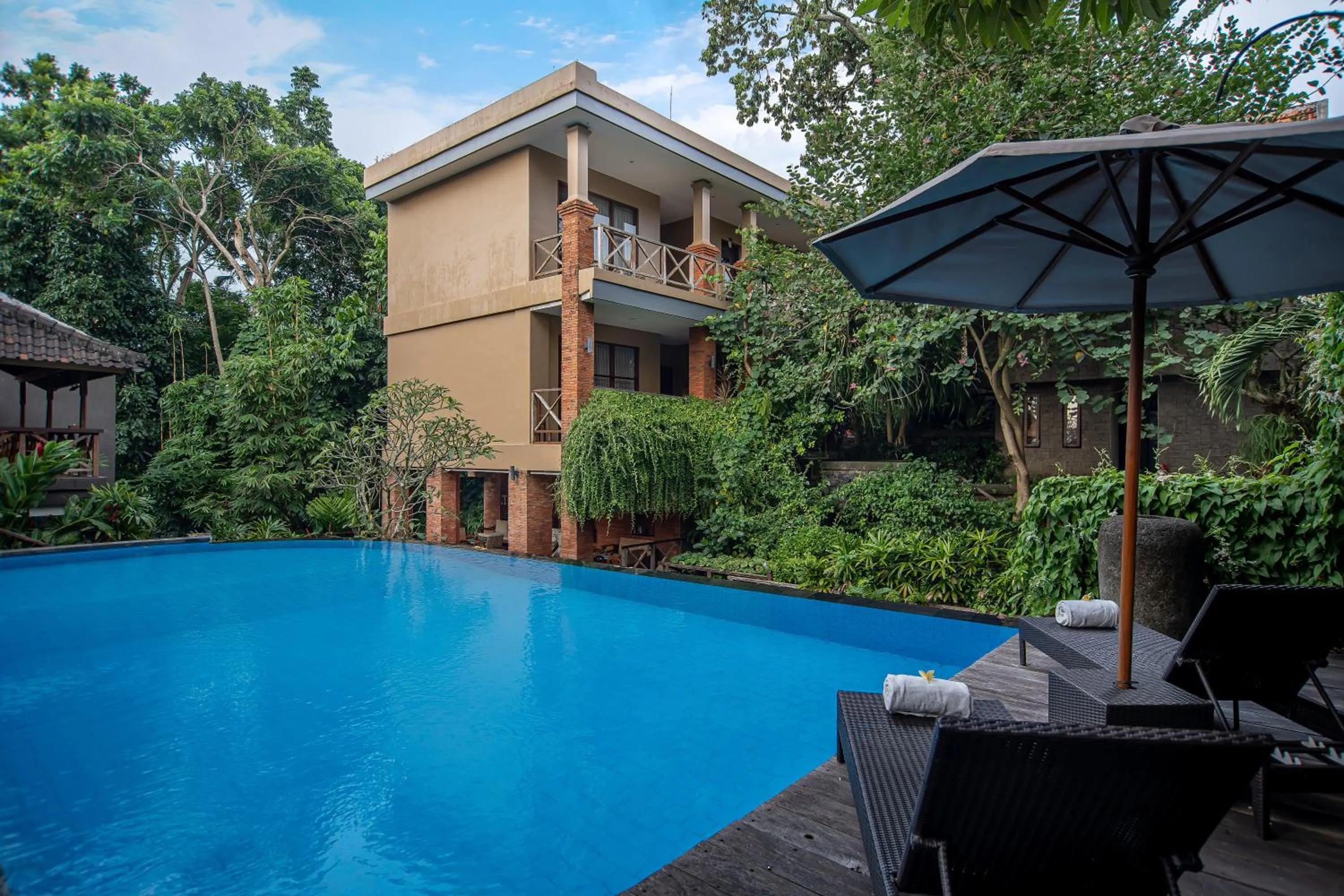 Swimming pool in Merak Village by Prasi