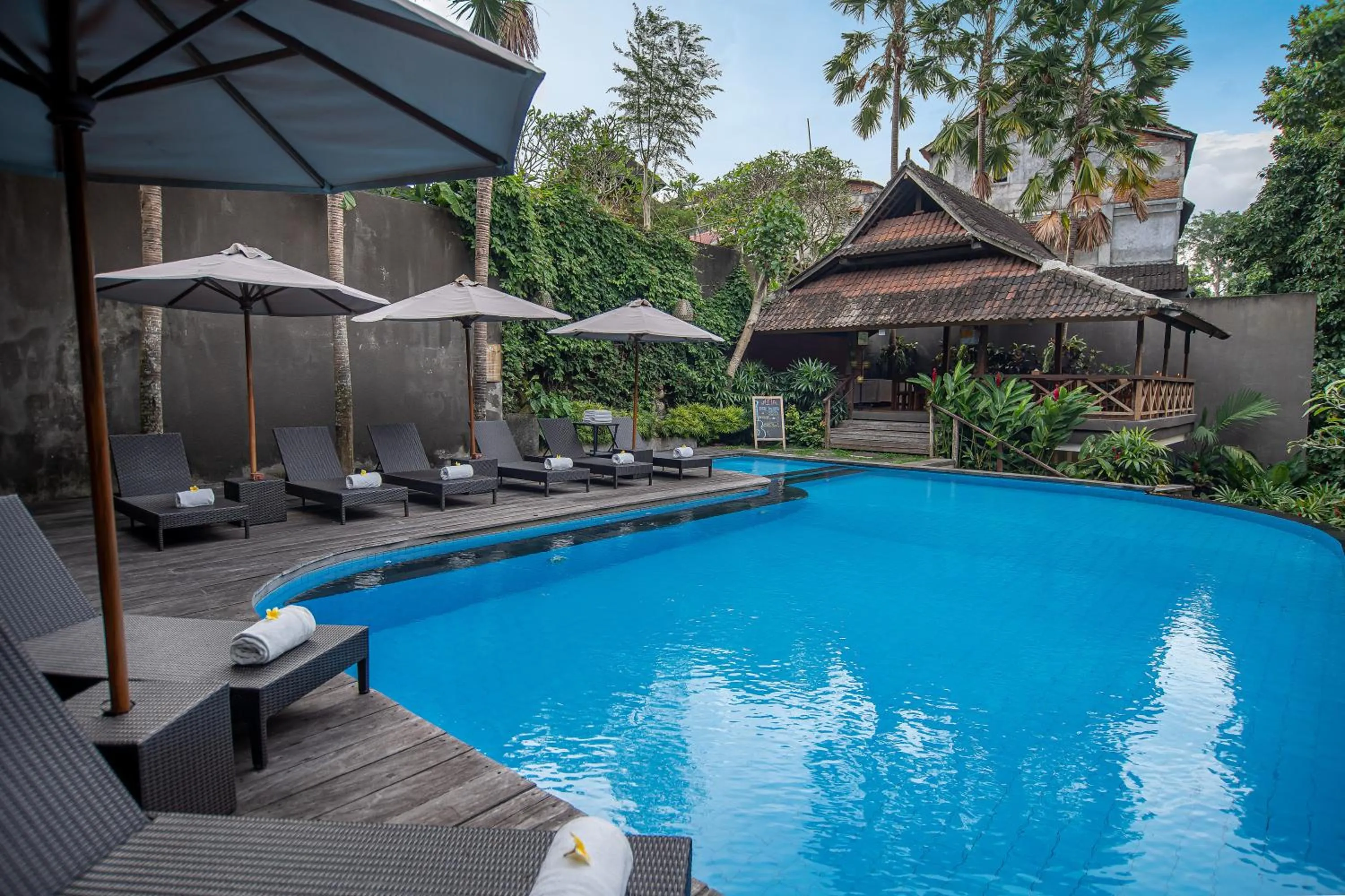 Swimming pool in Merak Village by Prasi