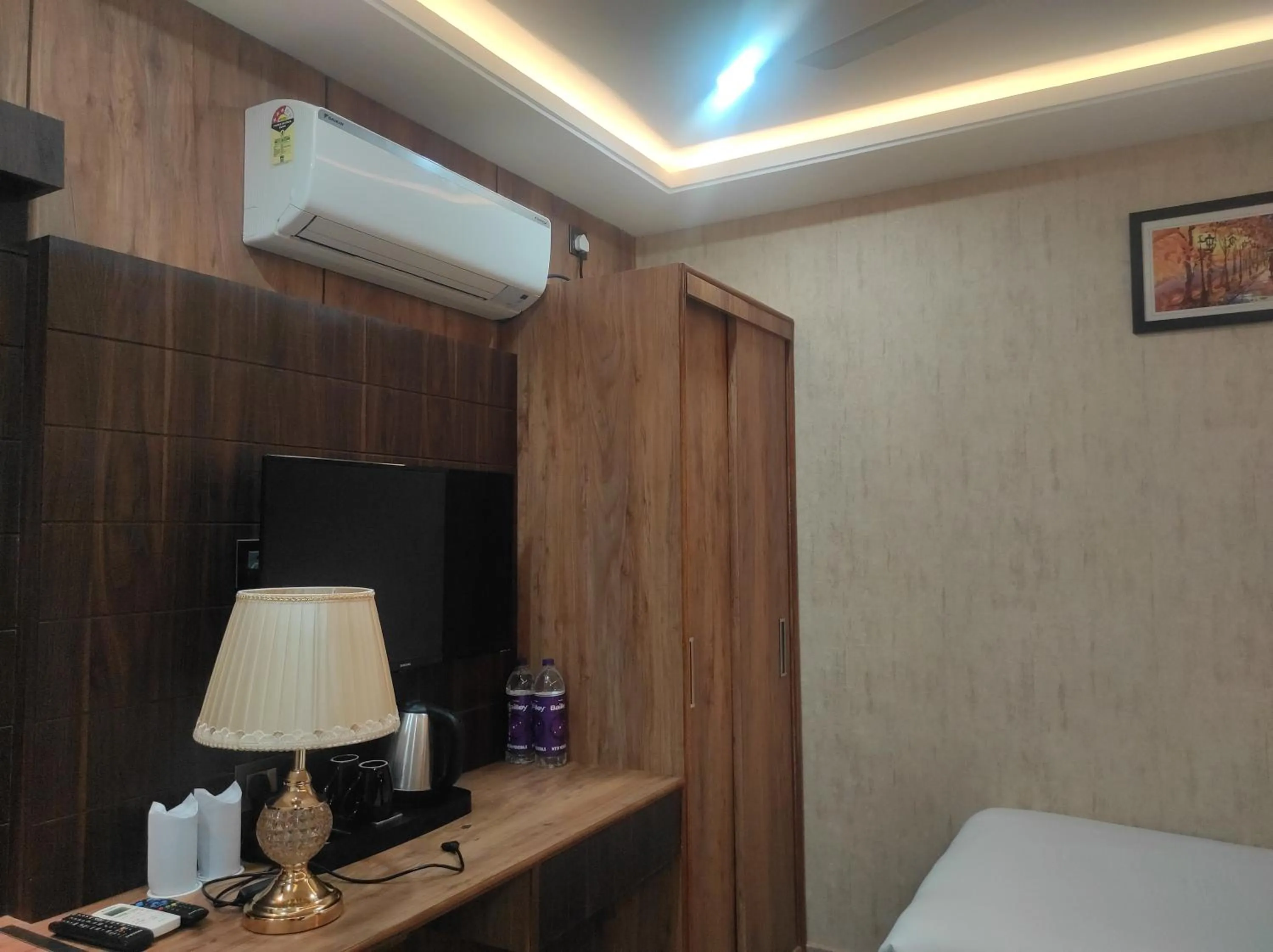 TV and multimedia, Bed in Hotel Aavas Inn