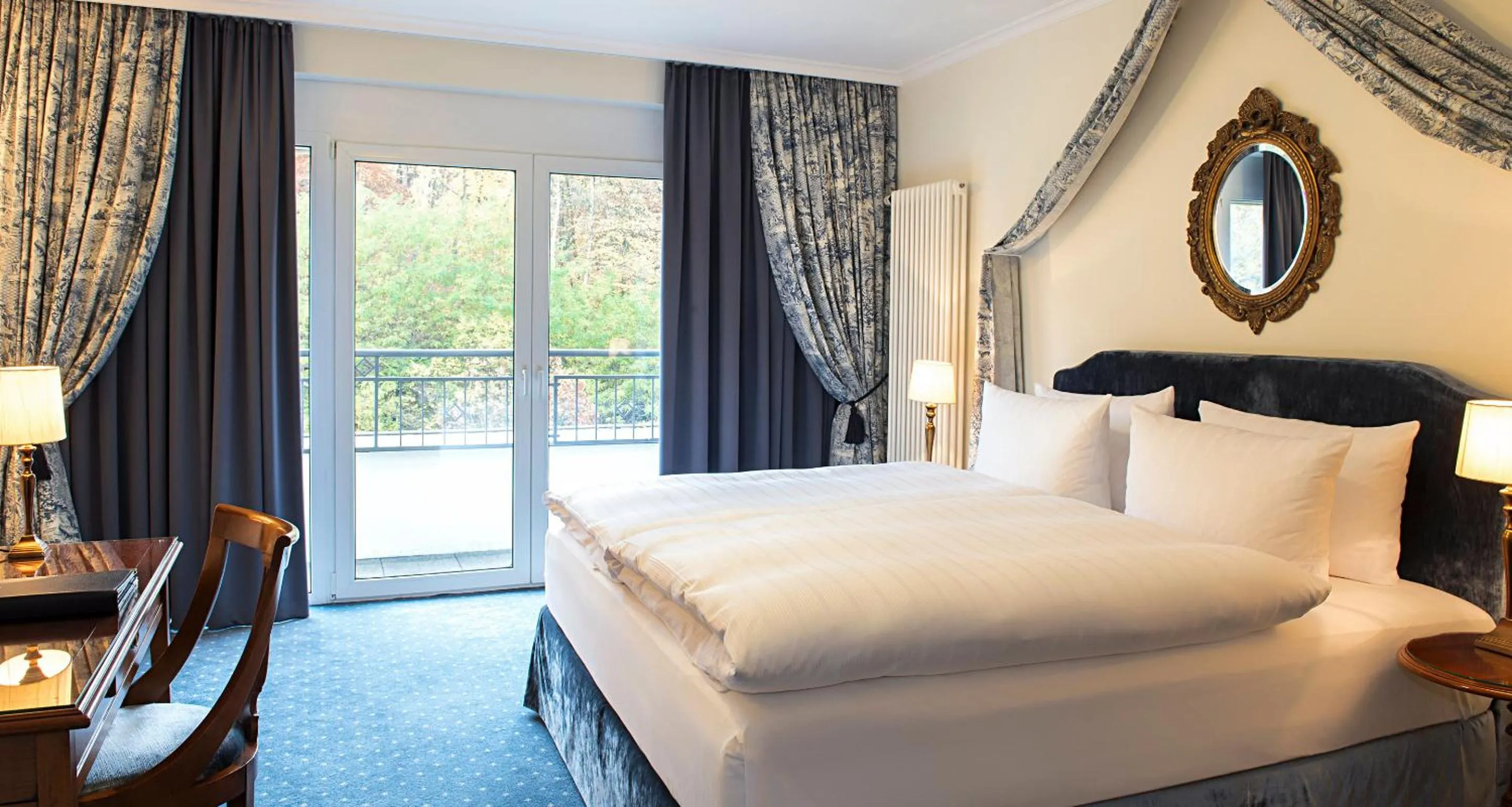 Bed in Victor's Residenz-Hotel Saarbrücken