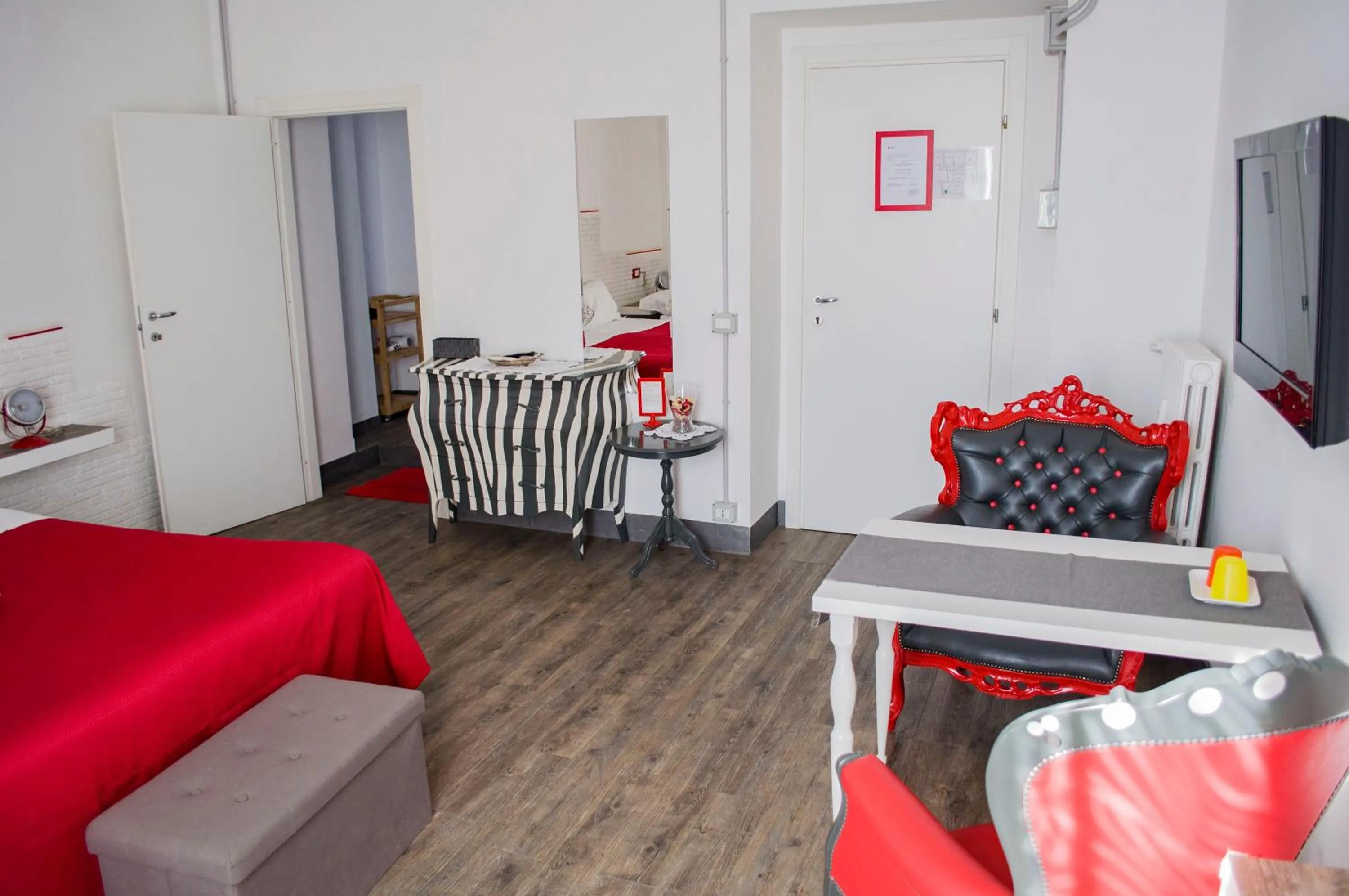 TV and multimedia in Relais Cola Di Rienzo