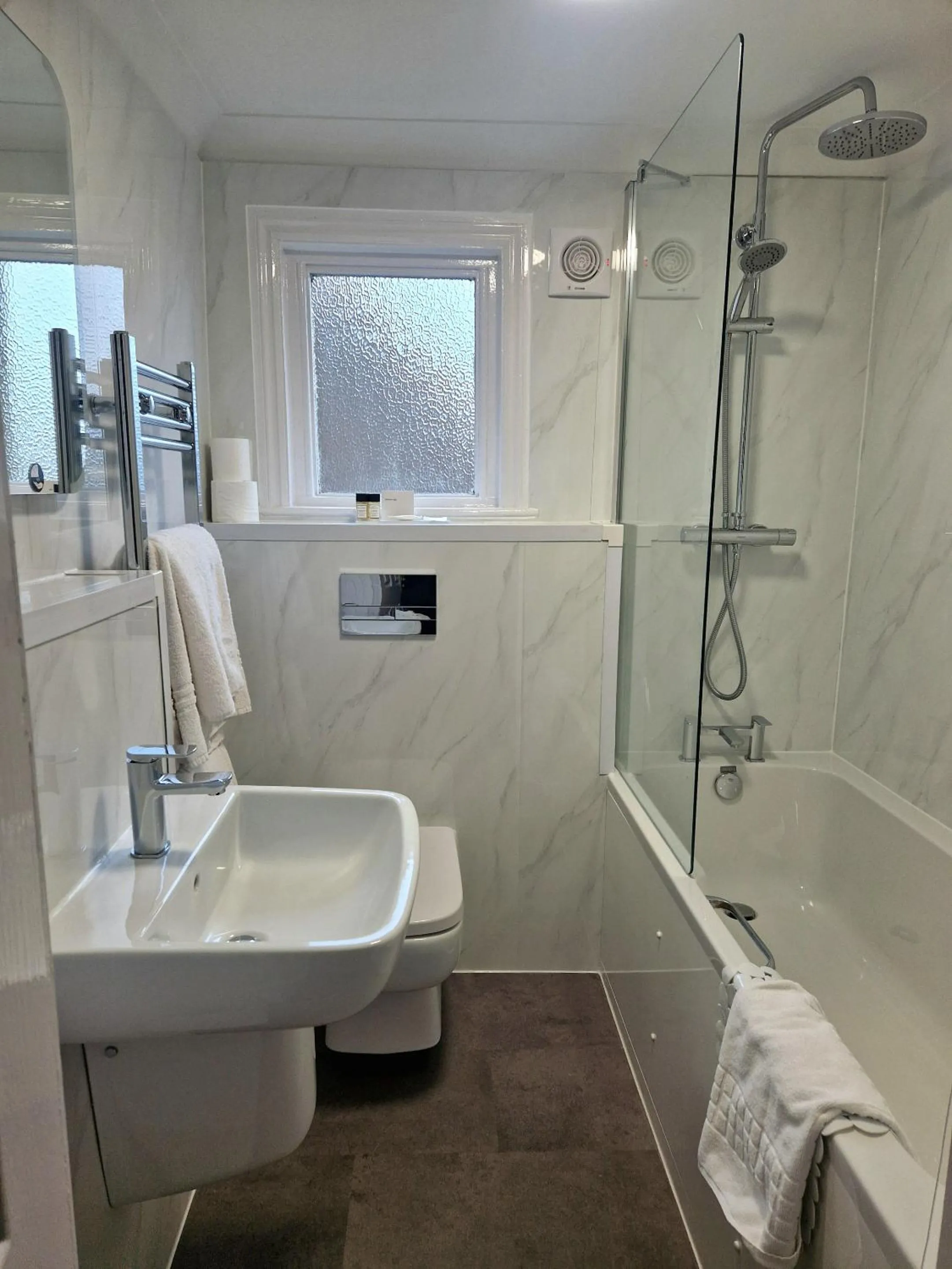 Bathroom in Dunkerley's Hotel and Restaurant