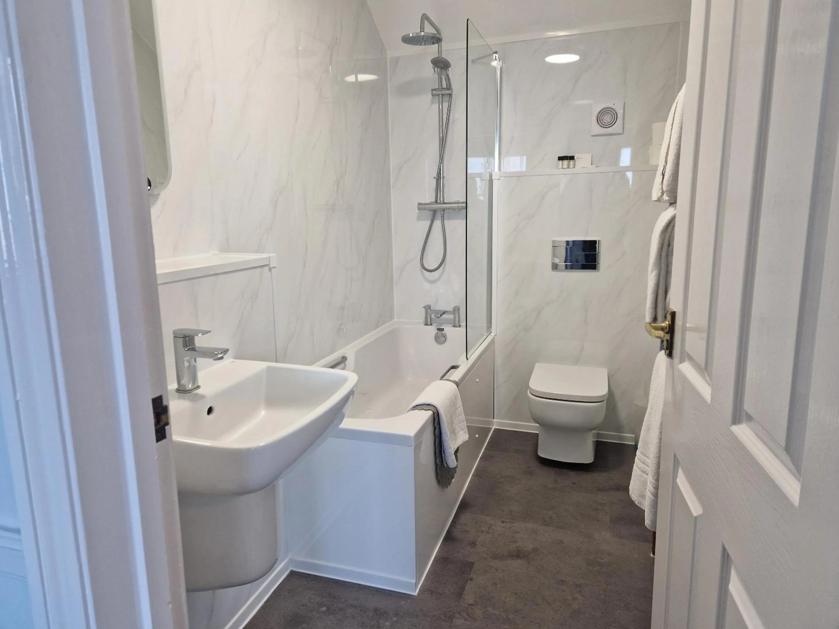 Bathroom in Dunkerley's Hotel and Restaurant