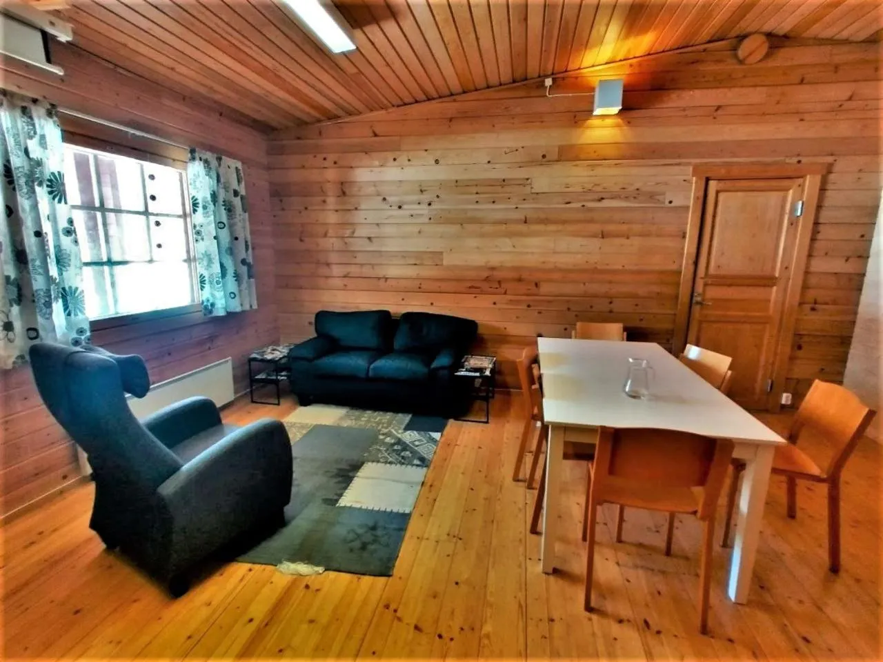 Communal lounge/ TV room in Old Pine Husky Lodge