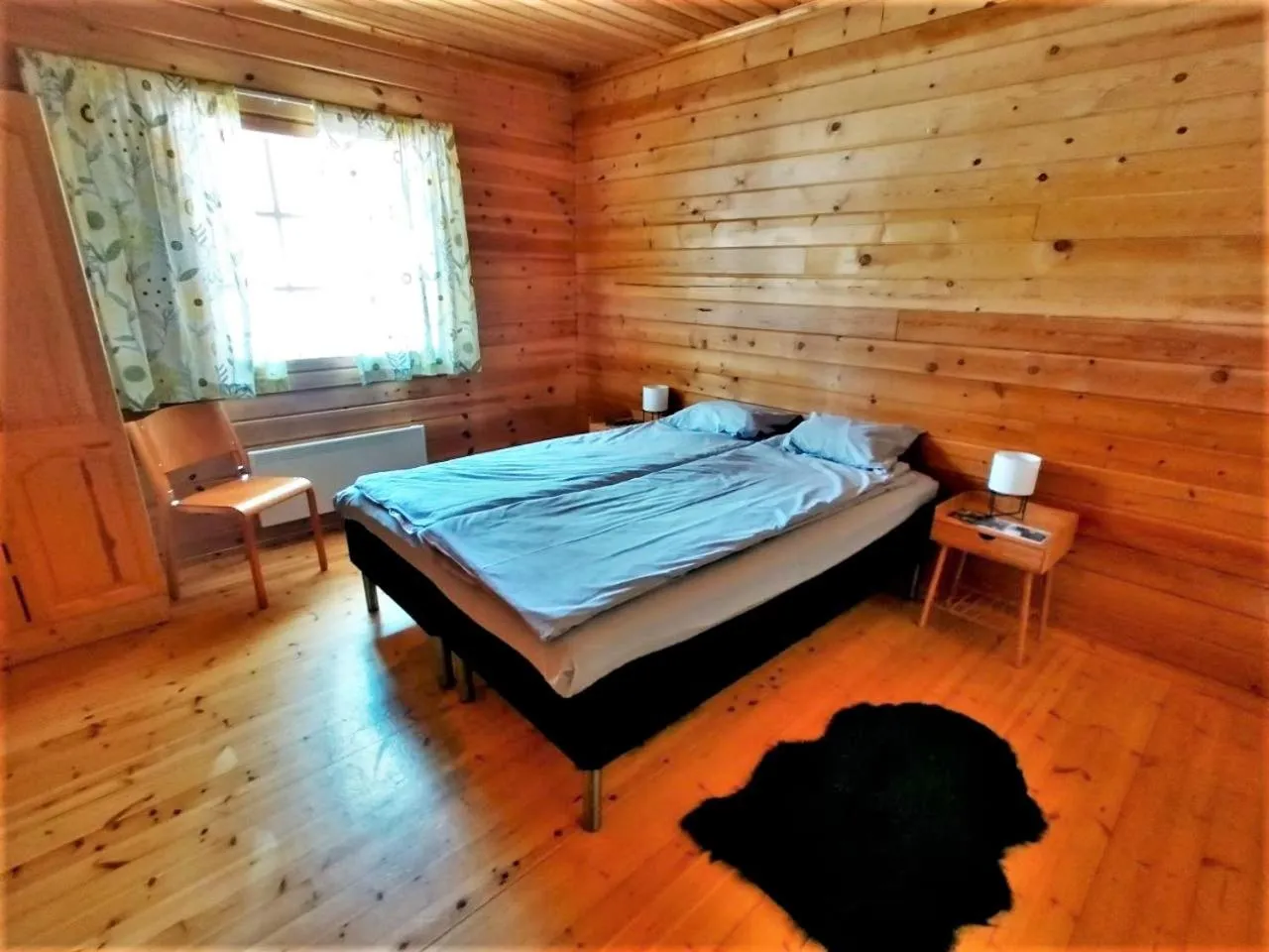 Bed in Old Pine Husky Lodge