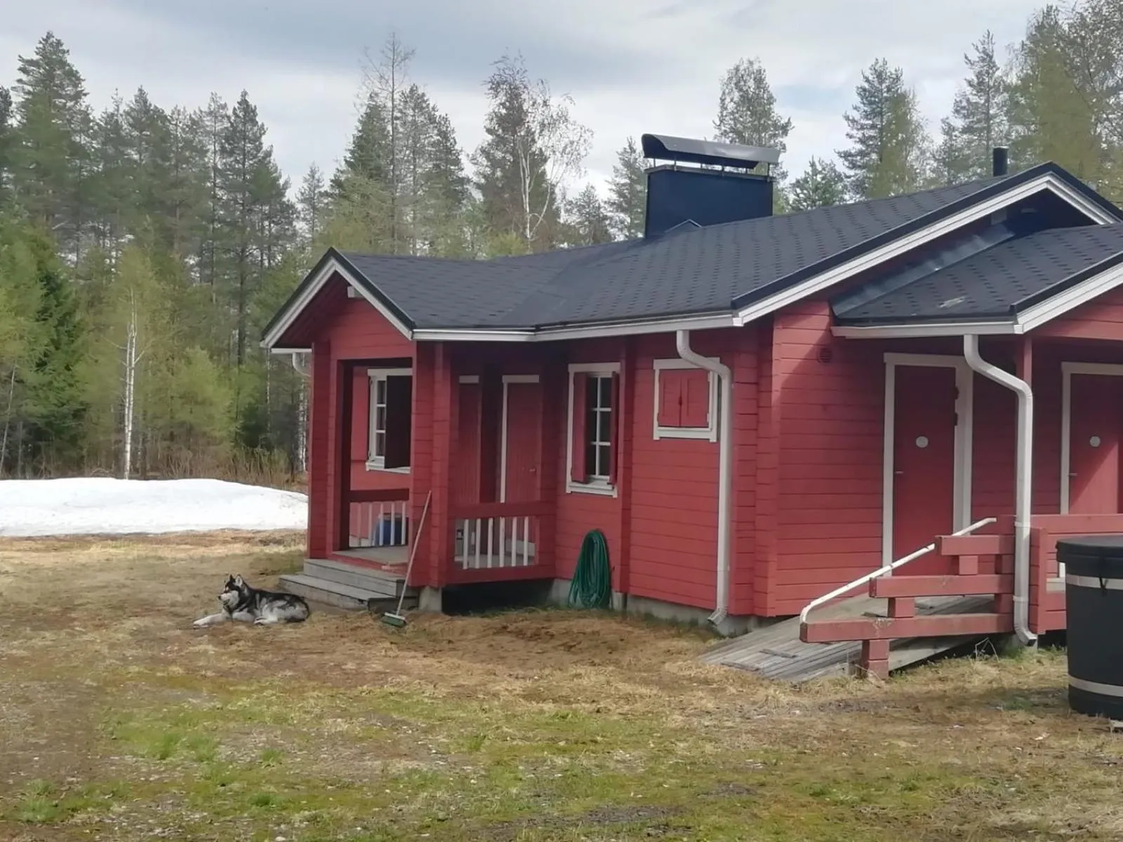 Old Pine Husky Lodge