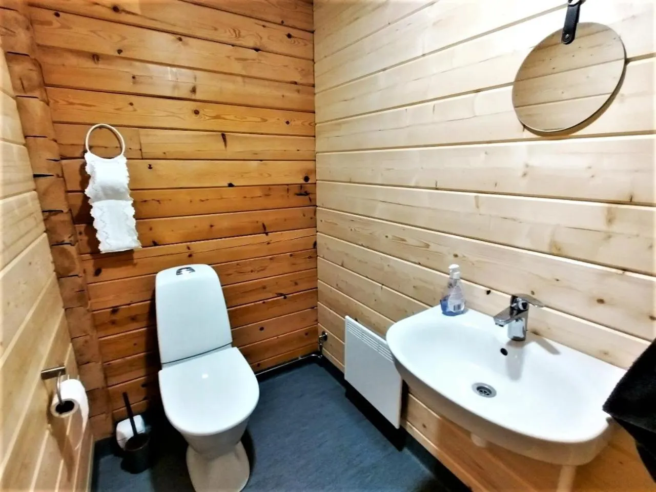 Toilet in Old Pine Husky Lodge