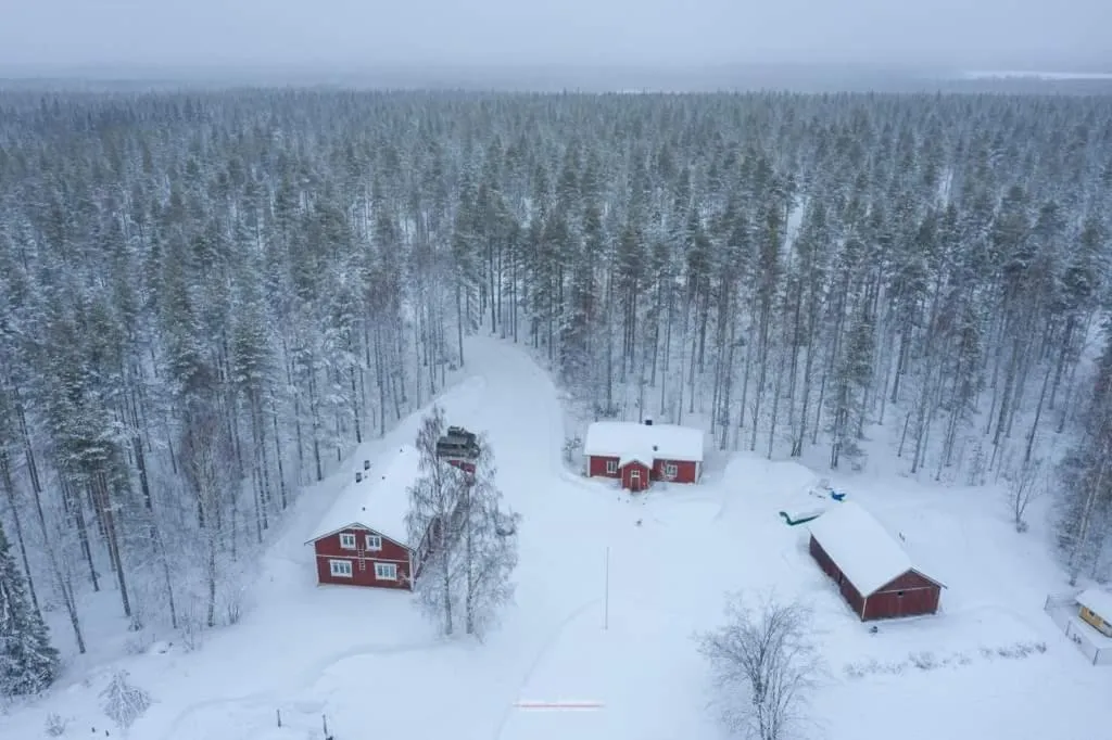 Old Pine Husky Lodge