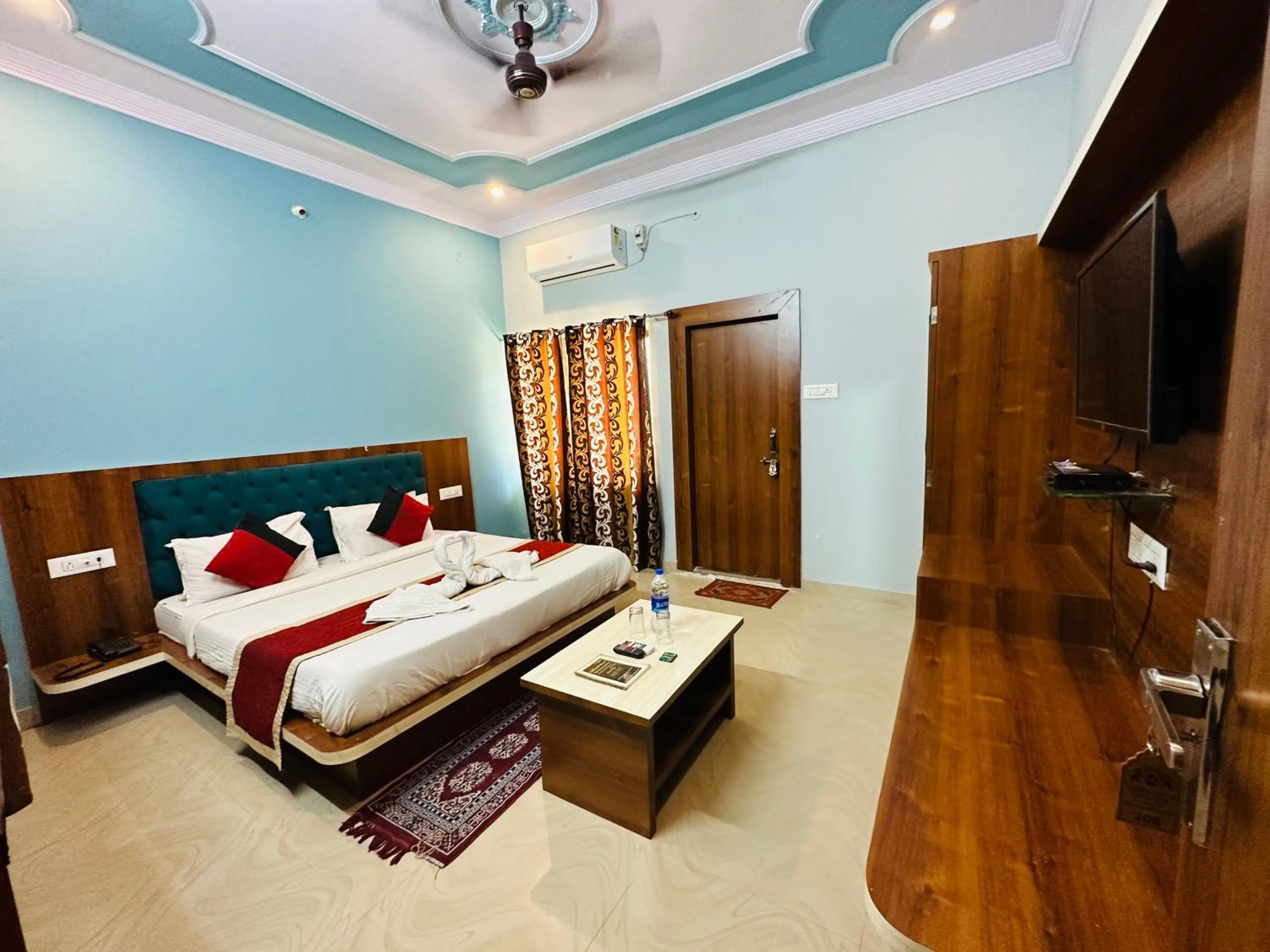 Siddarth Resort - Mountain View with Pool