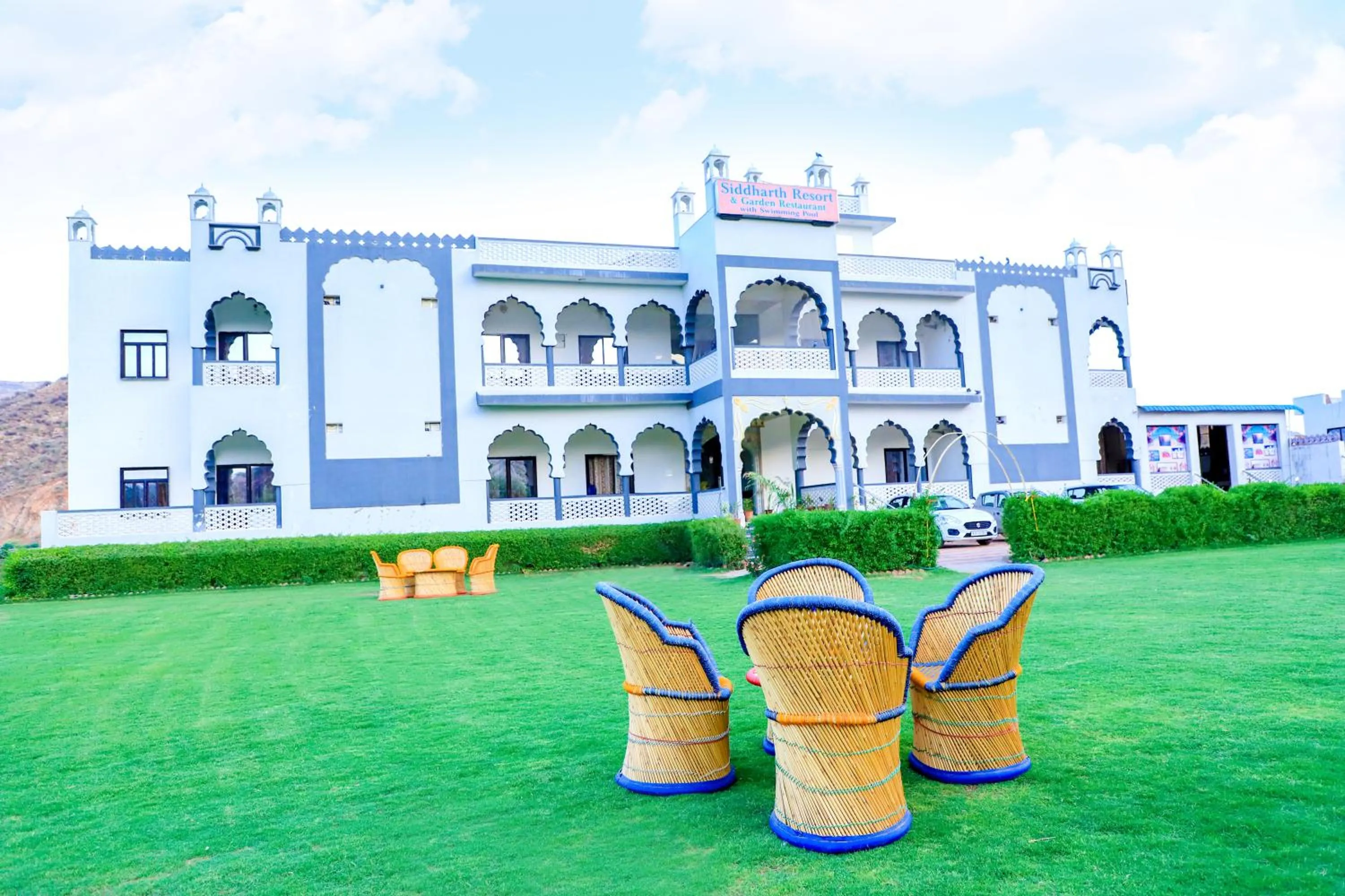 Siddarth Resort - Mountain View with Pool