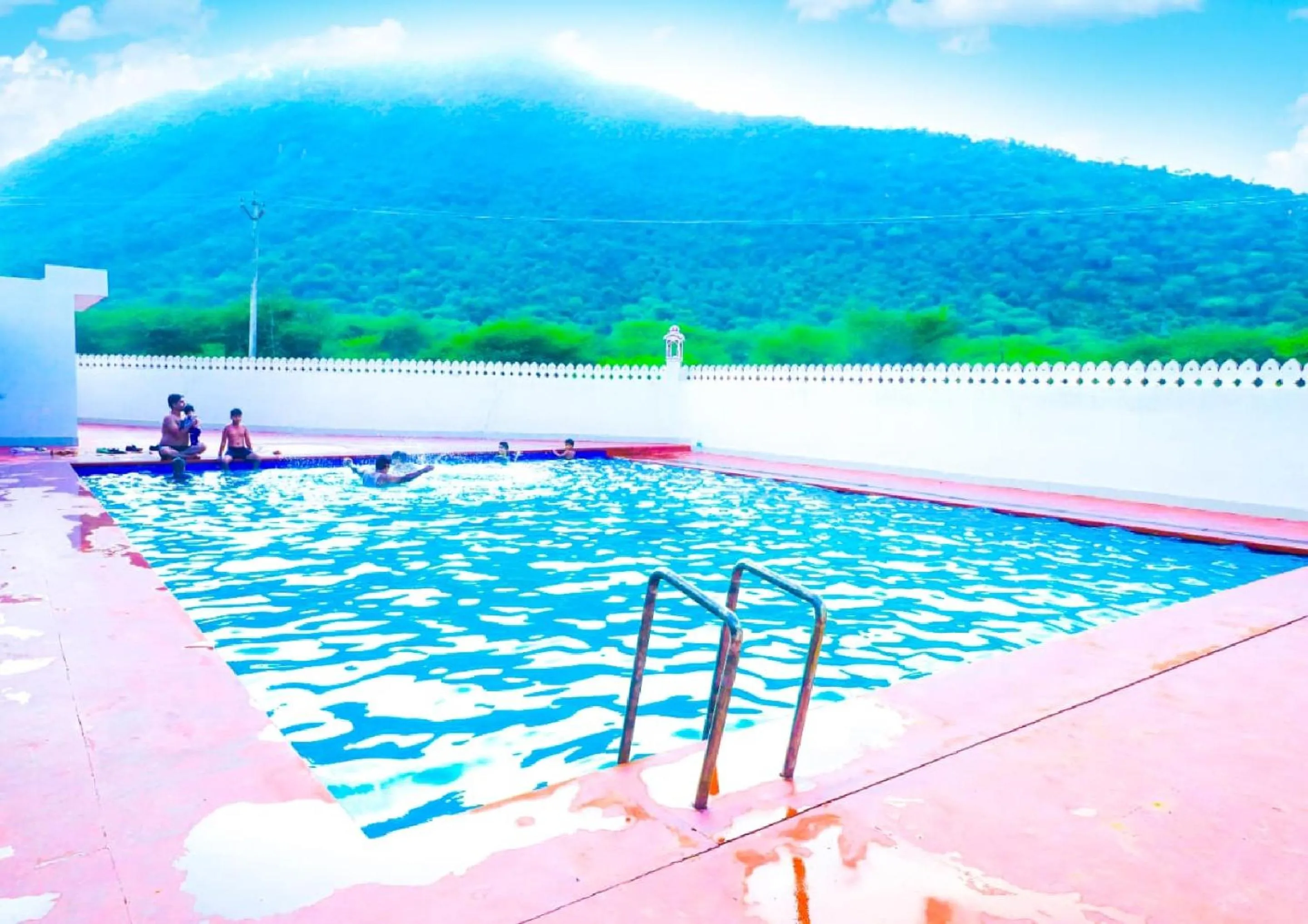 Swimming pool in Siddarth Resort - Mountain View with Pool