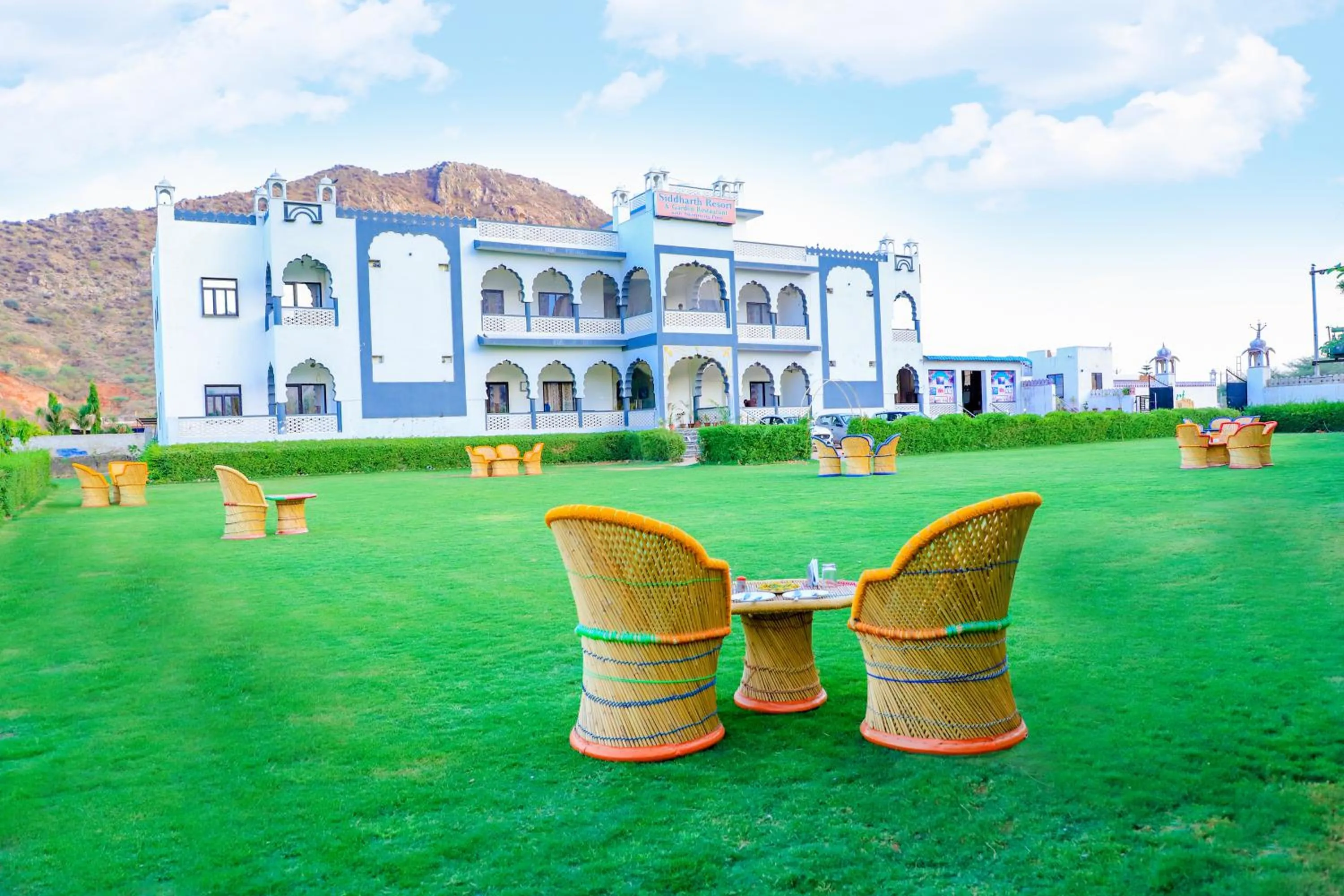 Siddarth Resort - Mountain View with Pool