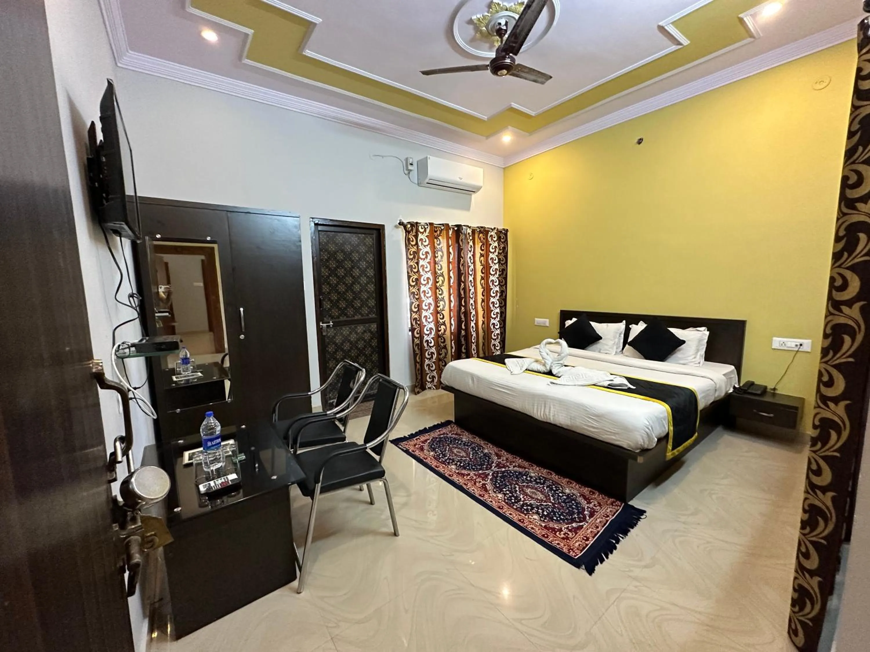 Siddarth Resort - Mountain View with Pool