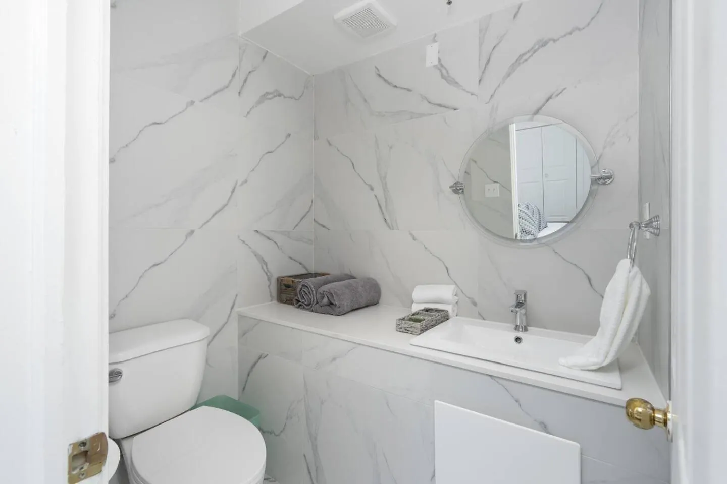 Toilet in Le Nomade MTL