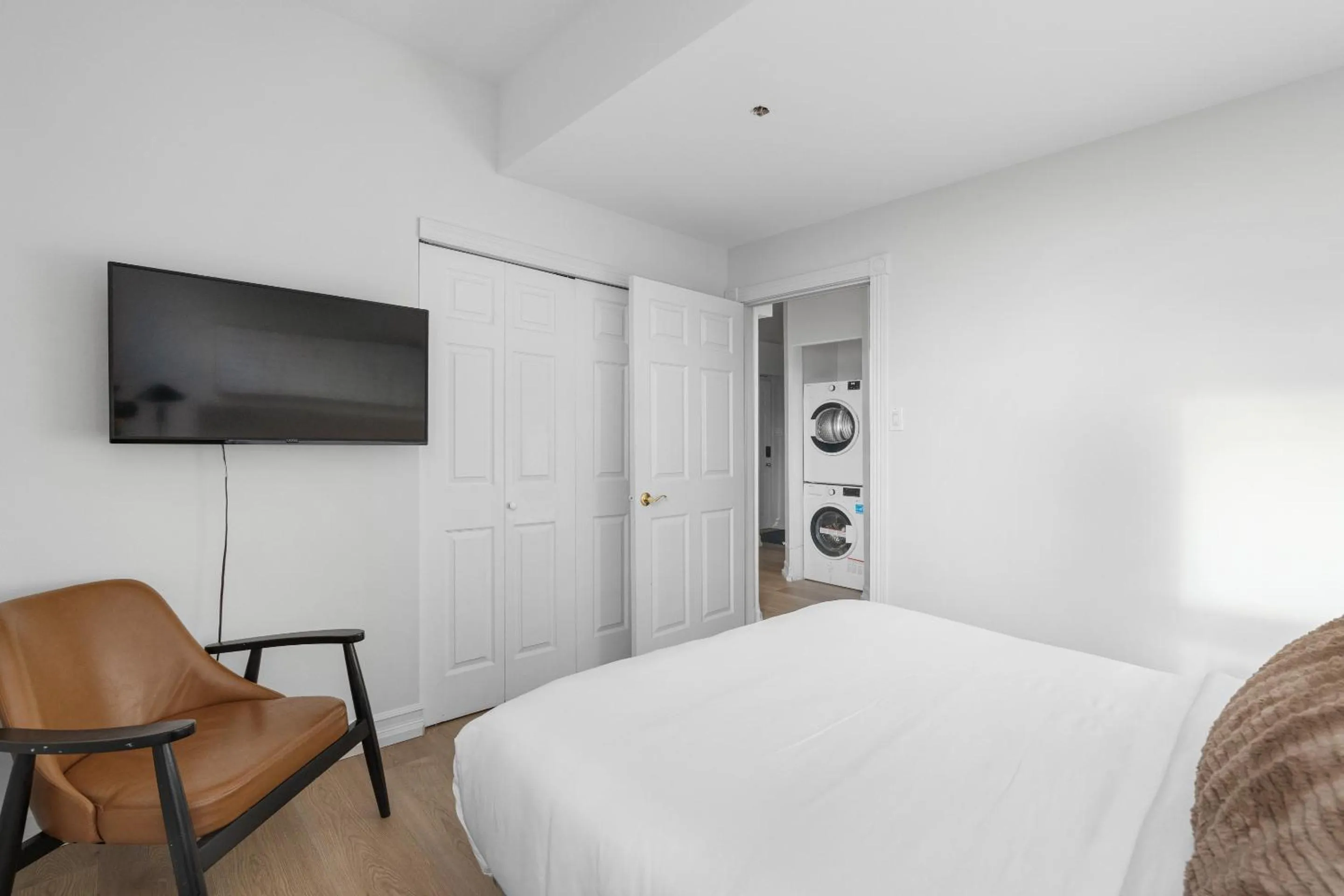 Bed in Le Nomade MTL