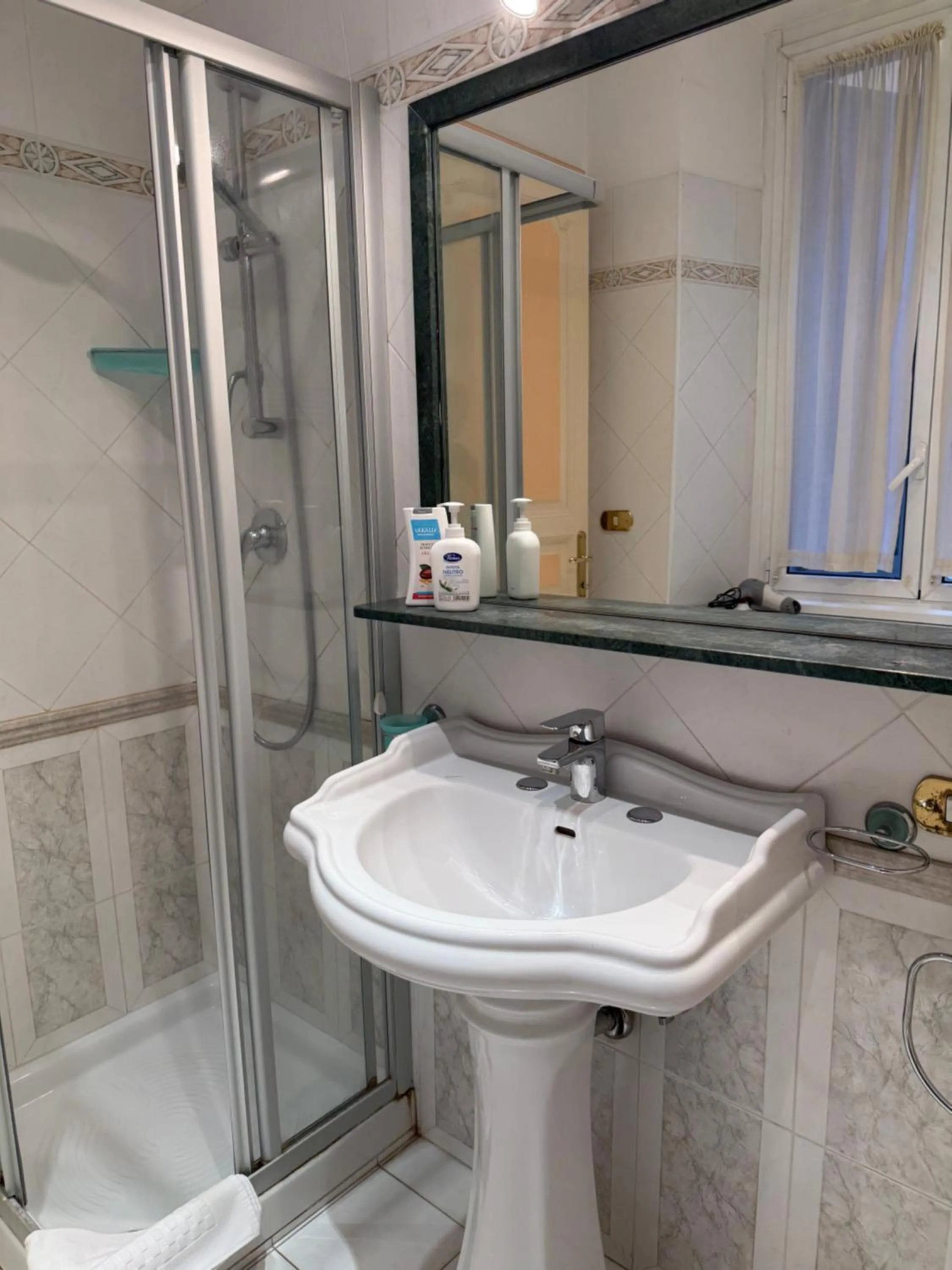 Shower in Glamour Center Of Rome