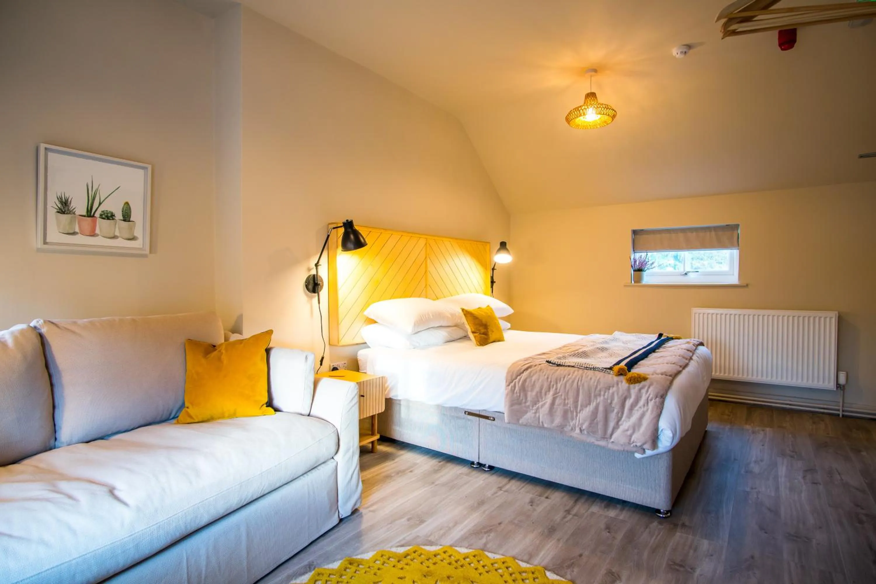 Bedroom, Bed in Exelby Green Dragon