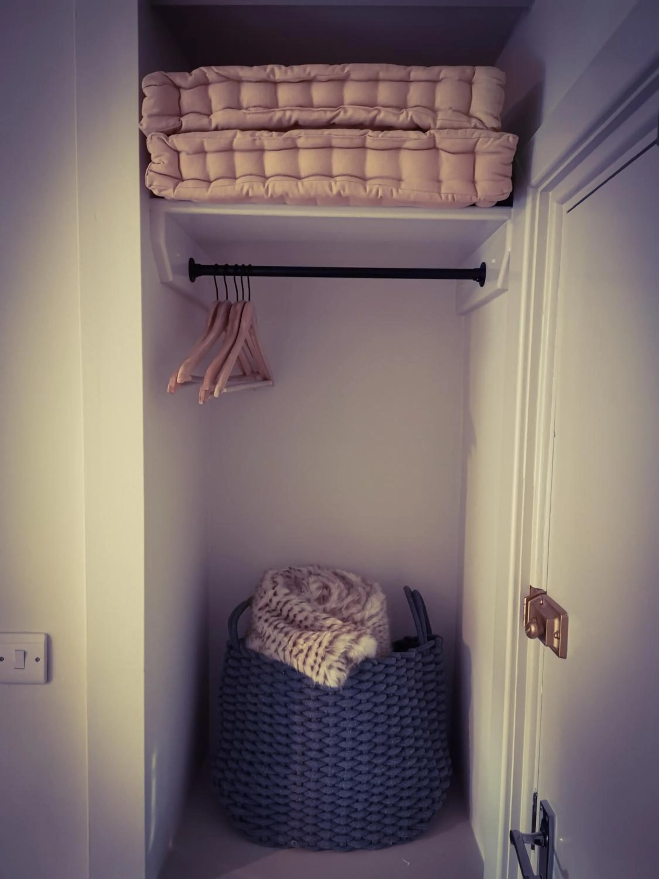 Bedroom, Bed in Exelby Green Dragon