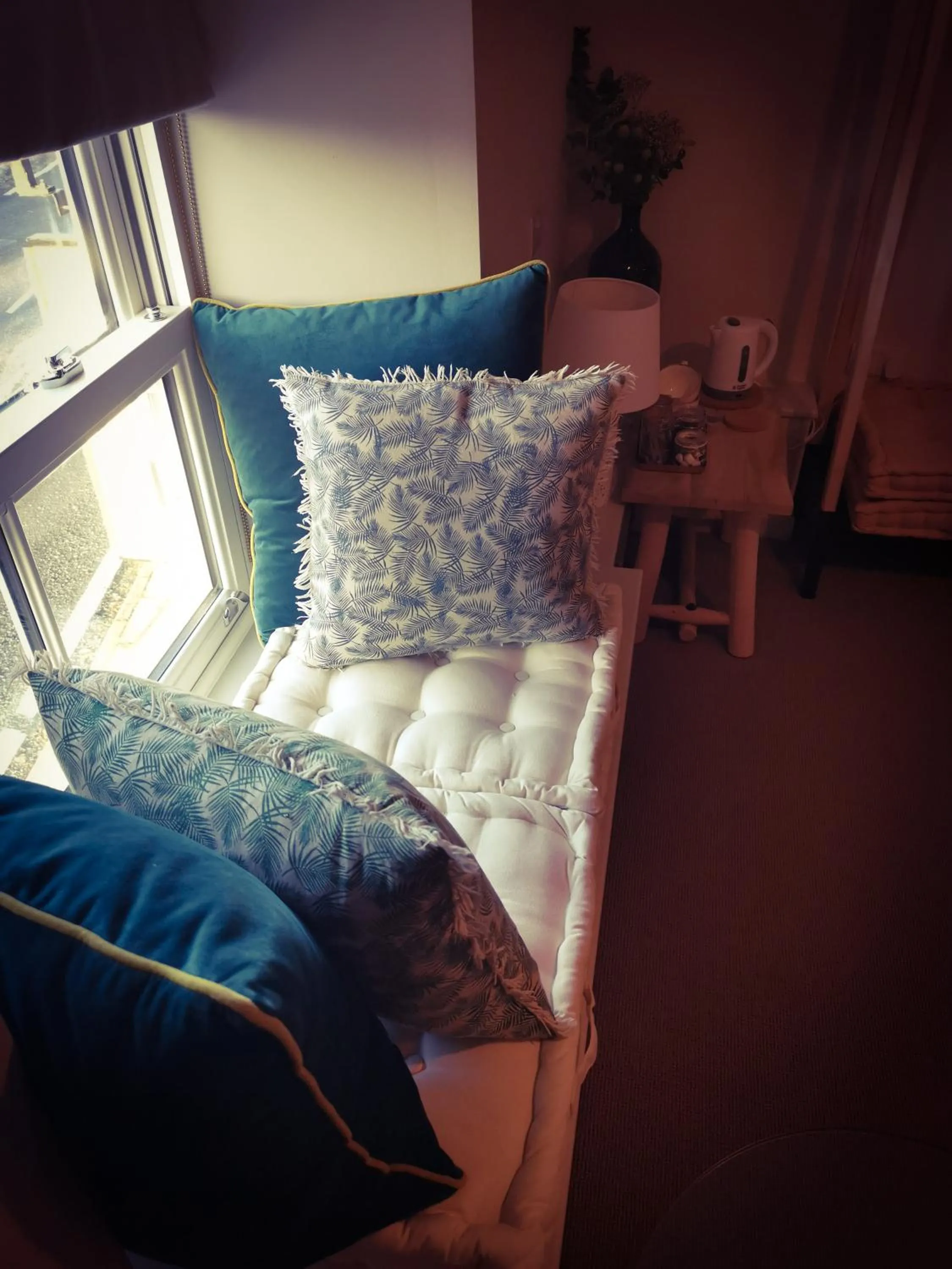 Bedroom, Bed in Exelby Green Dragon