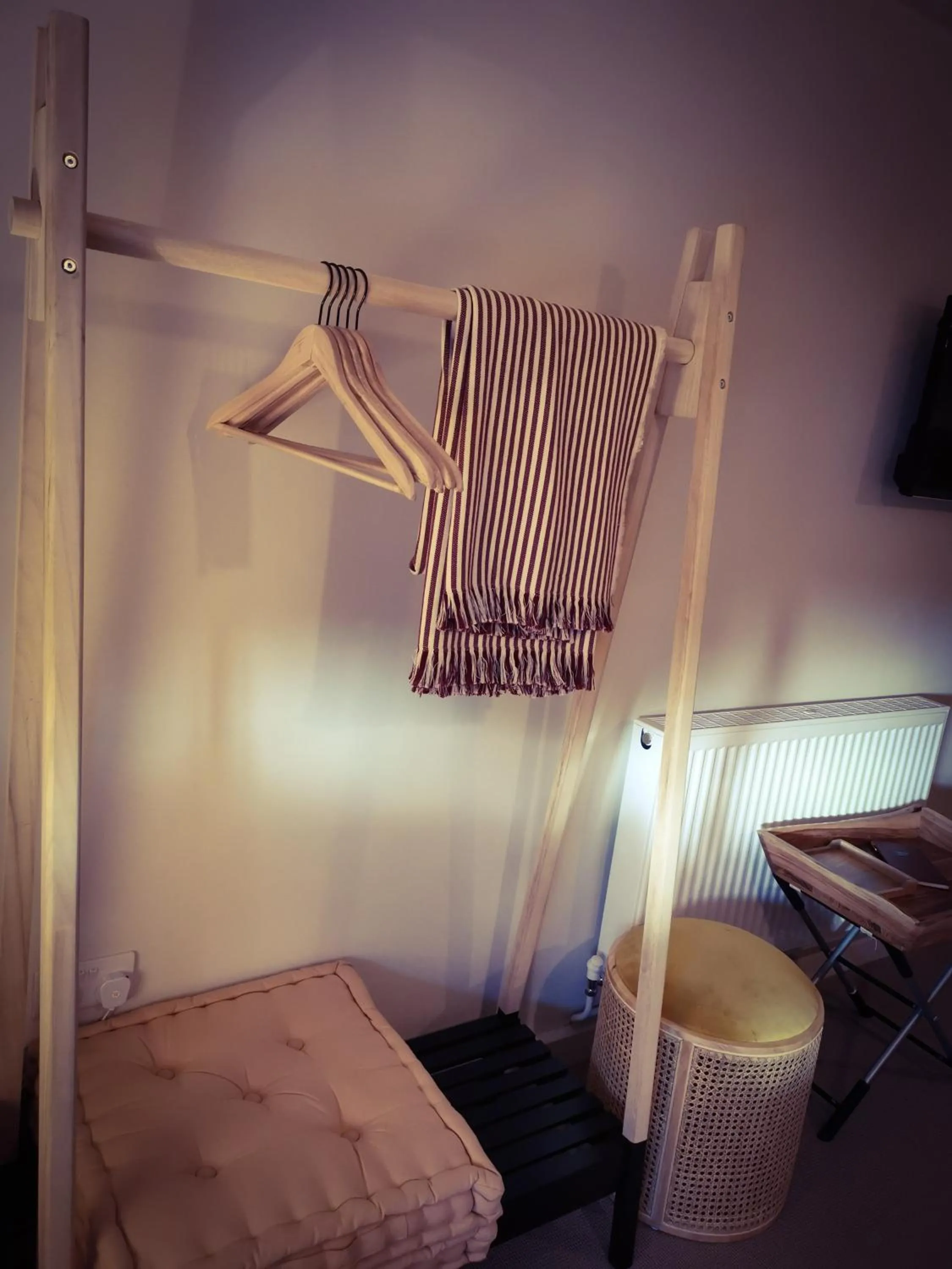 Bedroom, Bed in Exelby Green Dragon