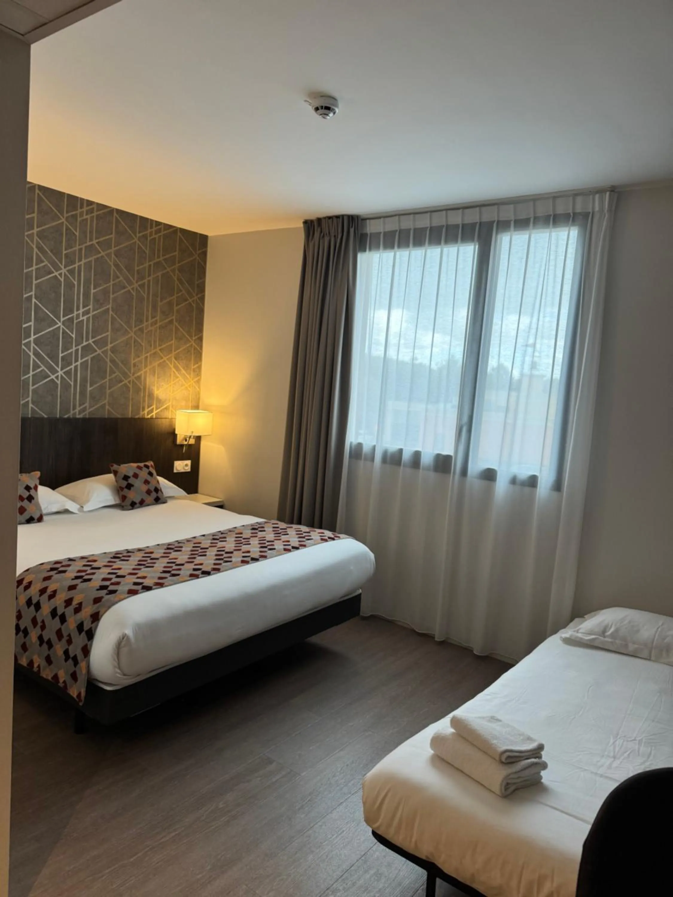 Bedroom, Bed in Brit Hotel Ploermel - Hotel de l'Hippodrome