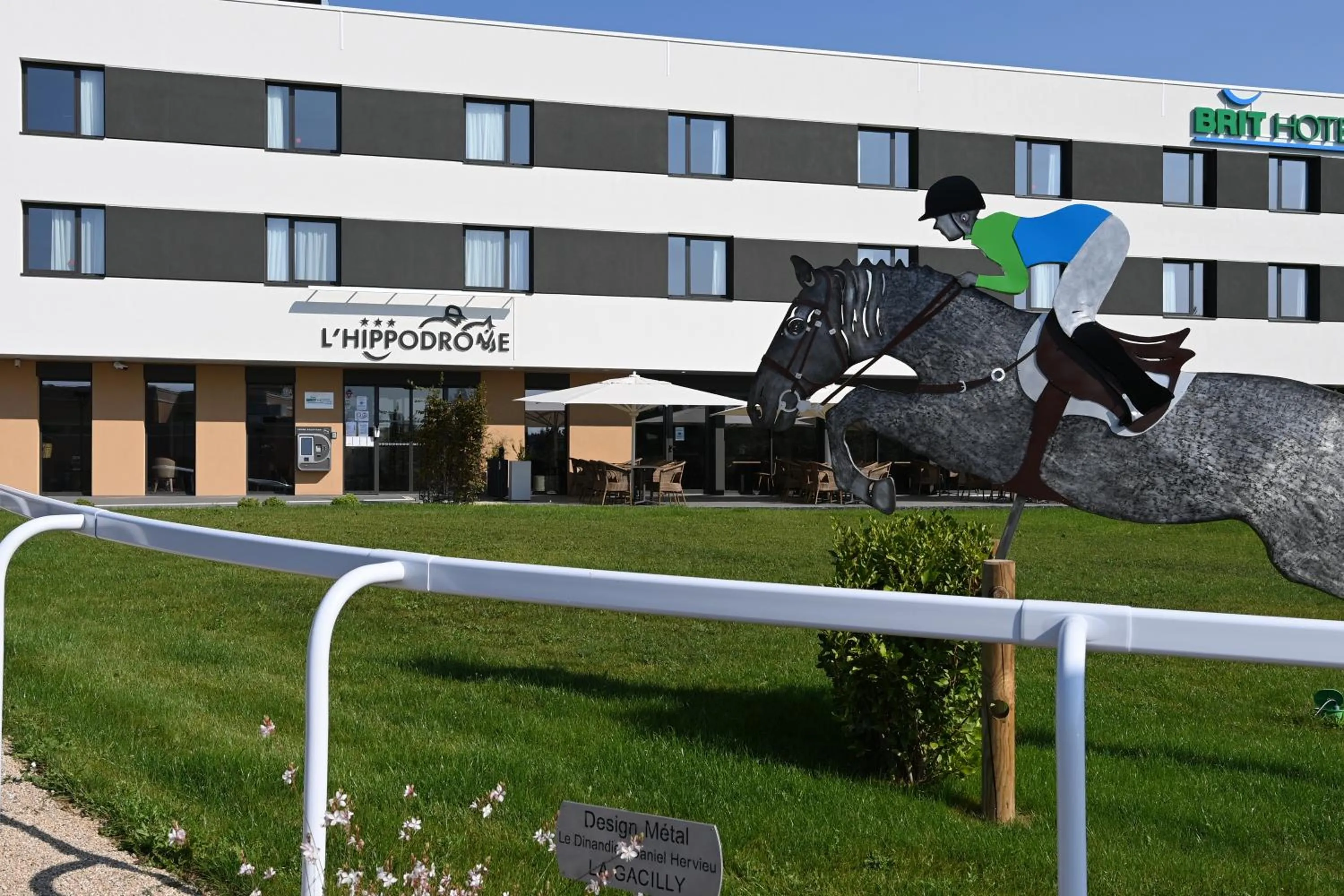 Brit Hotel Ploermel - Hotel de l'Hippodrome