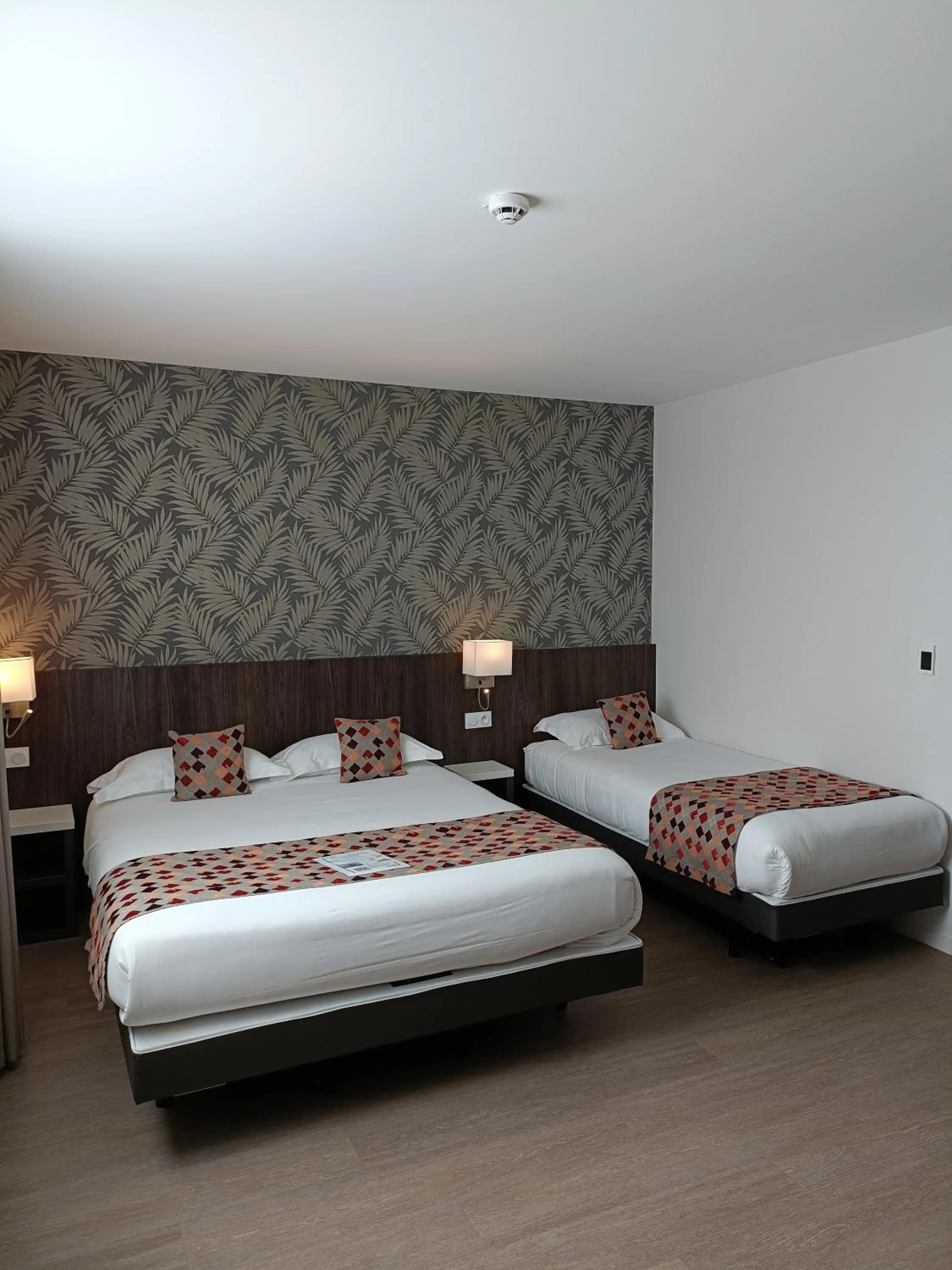 Bed in Brit Hotel Ploermel - Hotel de l'Hippodrome