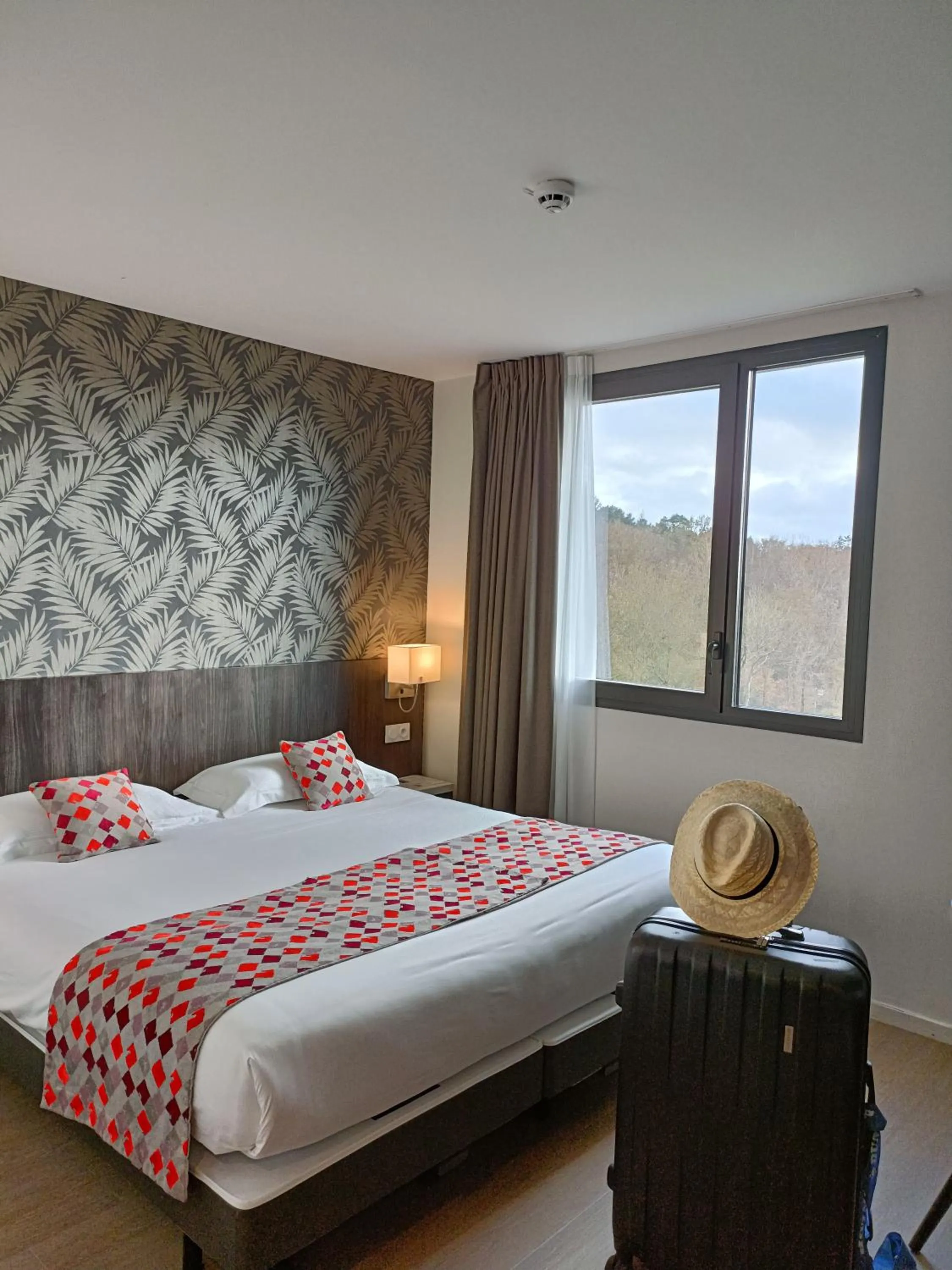 Bed in Brit Hotel Ploermel - Hotel de l'Hippodrome